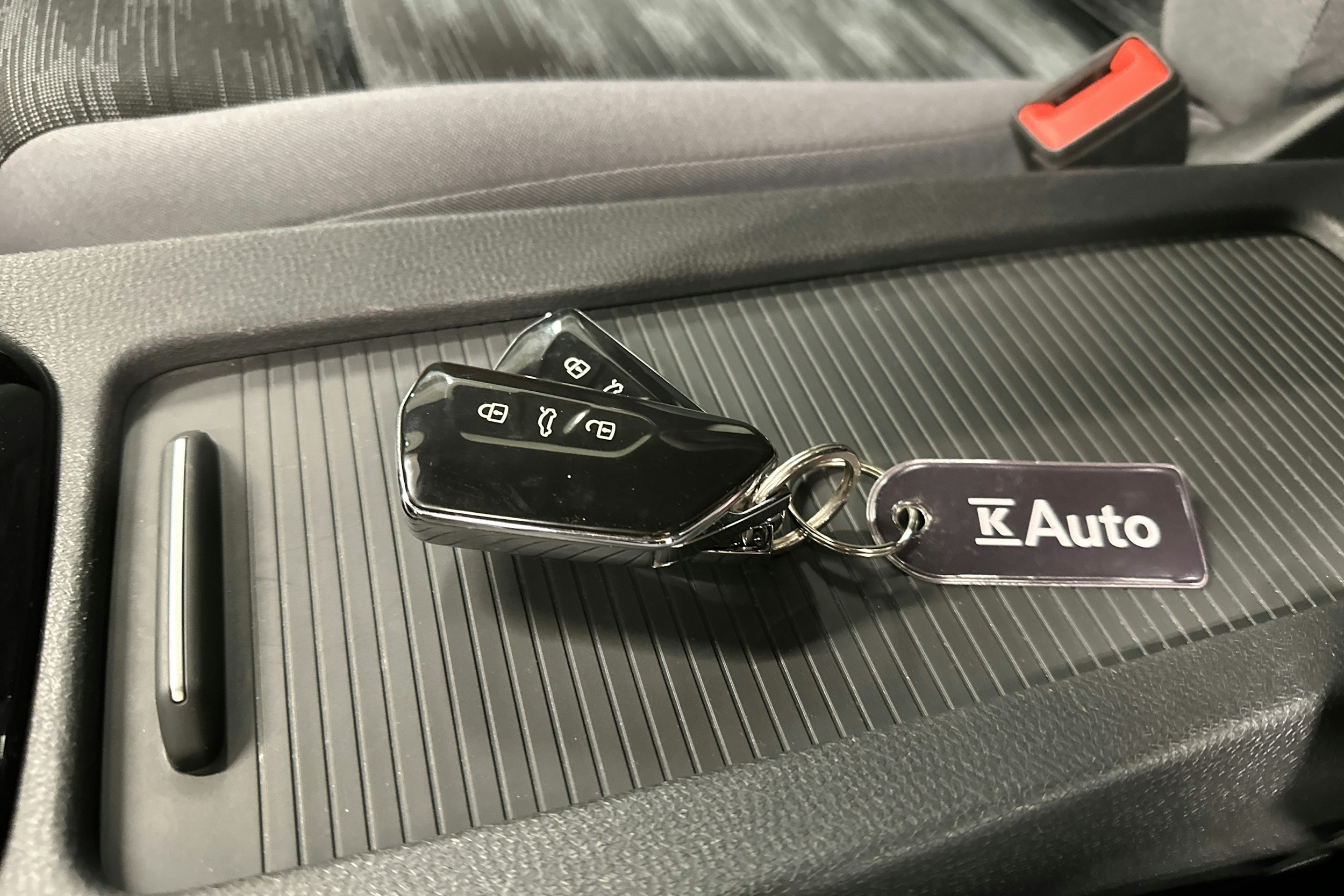 valkoinen Volkswagen ID.5 2022 kuva 28.