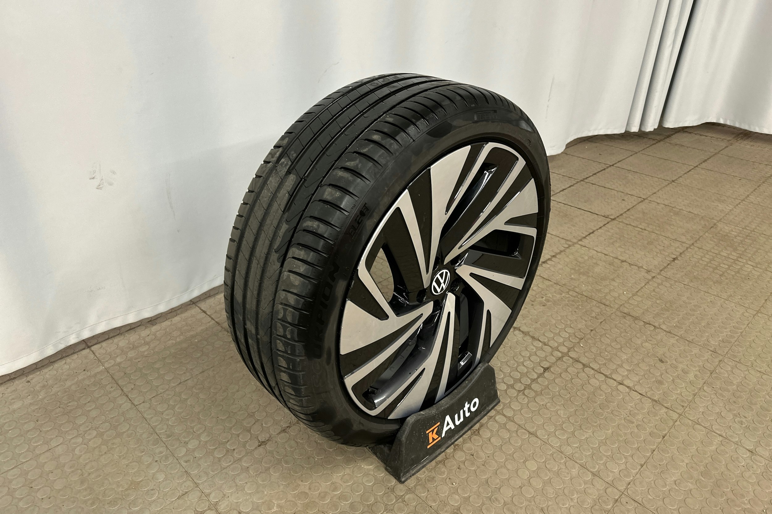 punainen Volkswagen ID.5 2022 kuva 13.