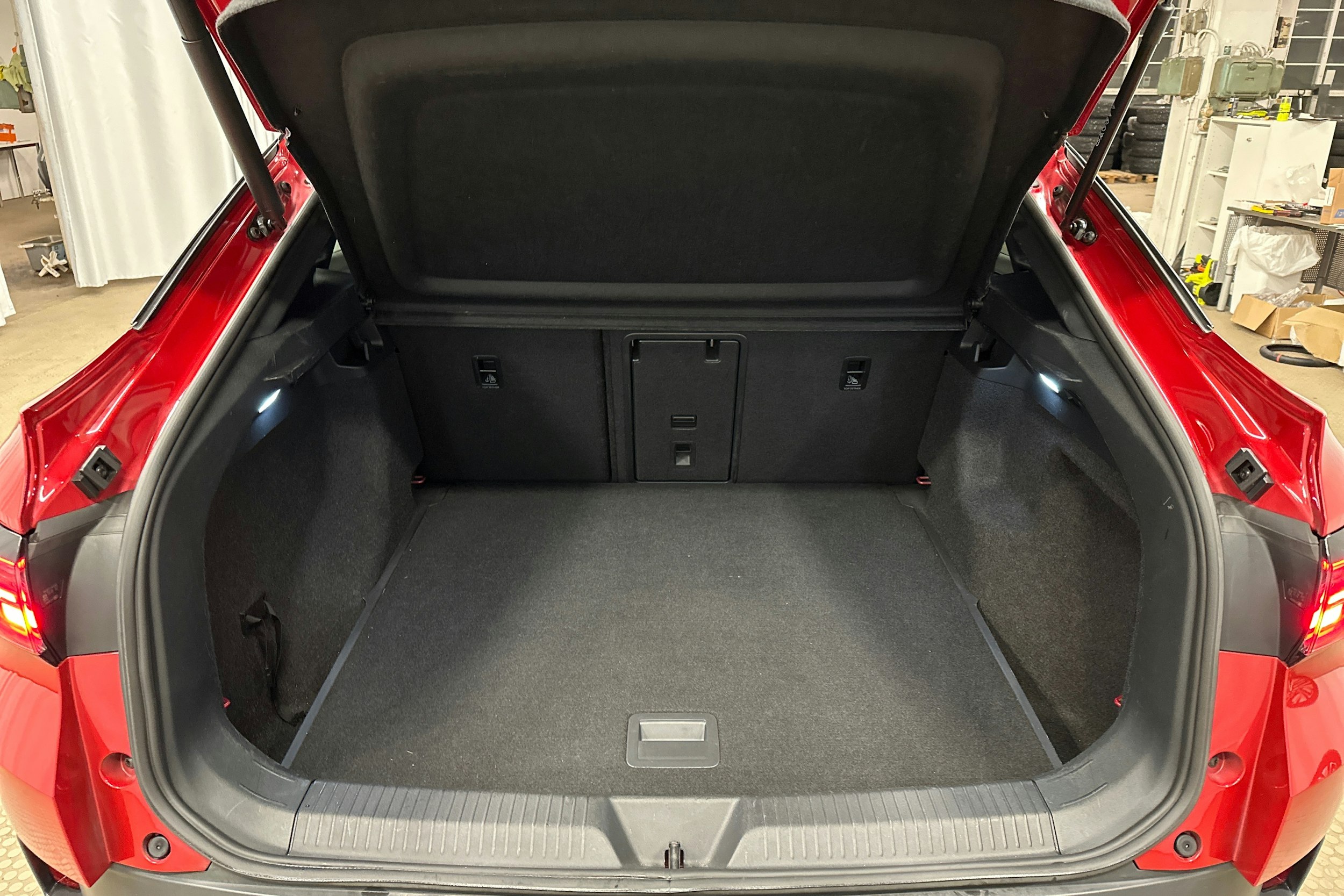 punainen Volkswagen ID.5 2022 kuva 29.