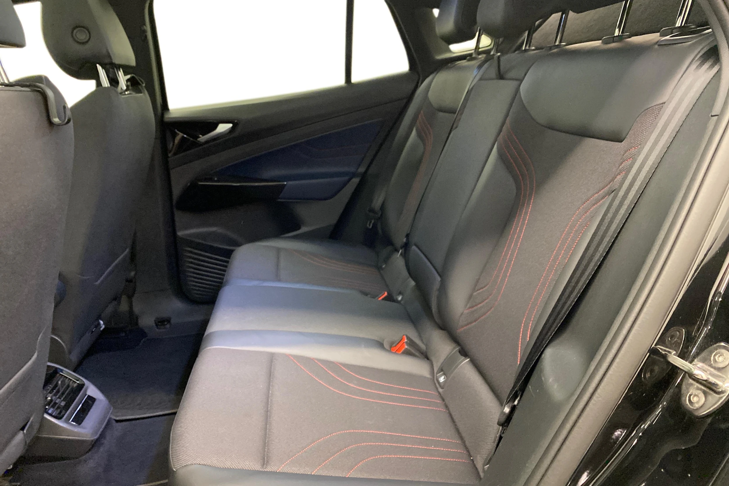 musta Volkswagen ID.5 2022 kuva 8.