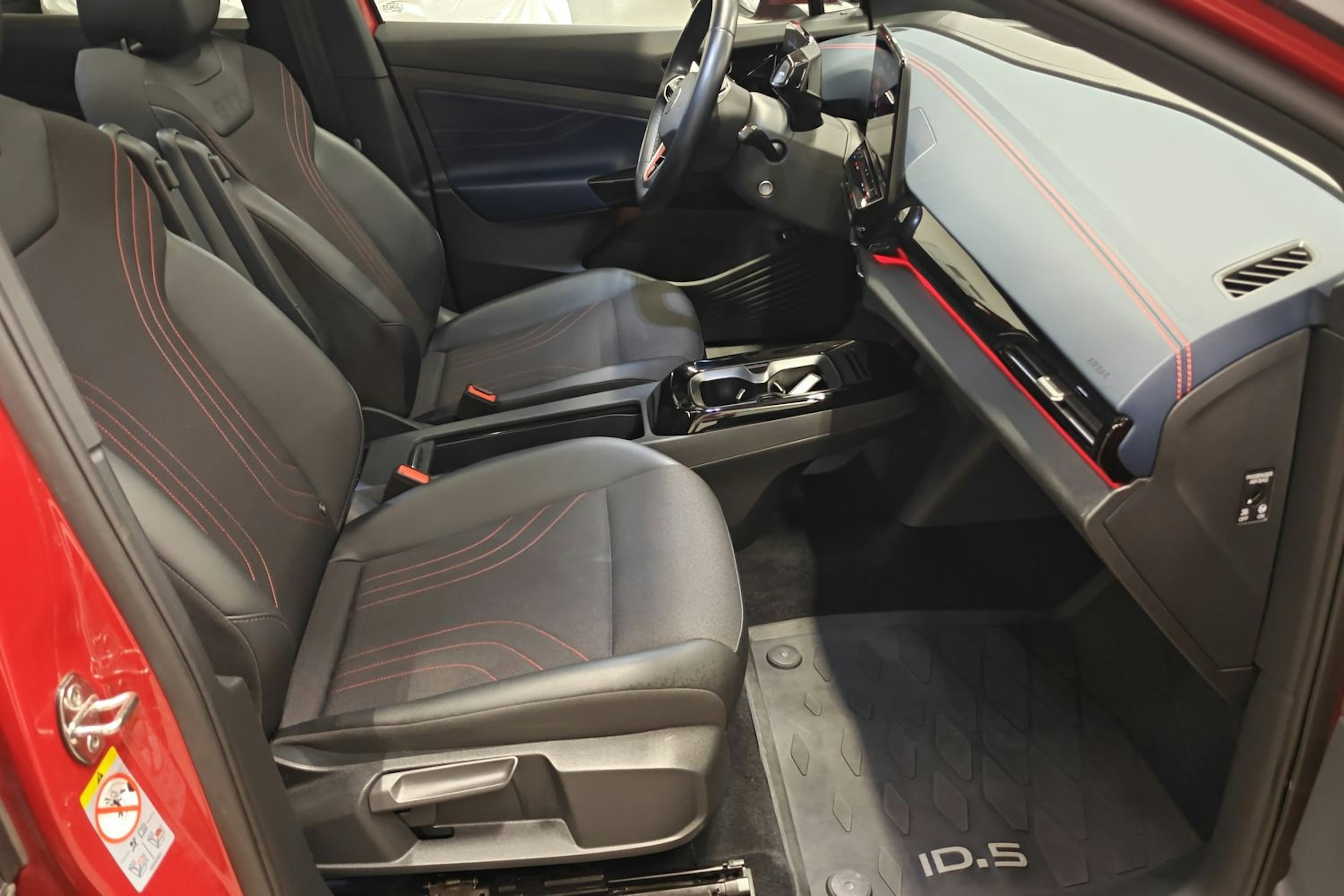 punainen Volkswagen ID.5 2022 kuva 14.