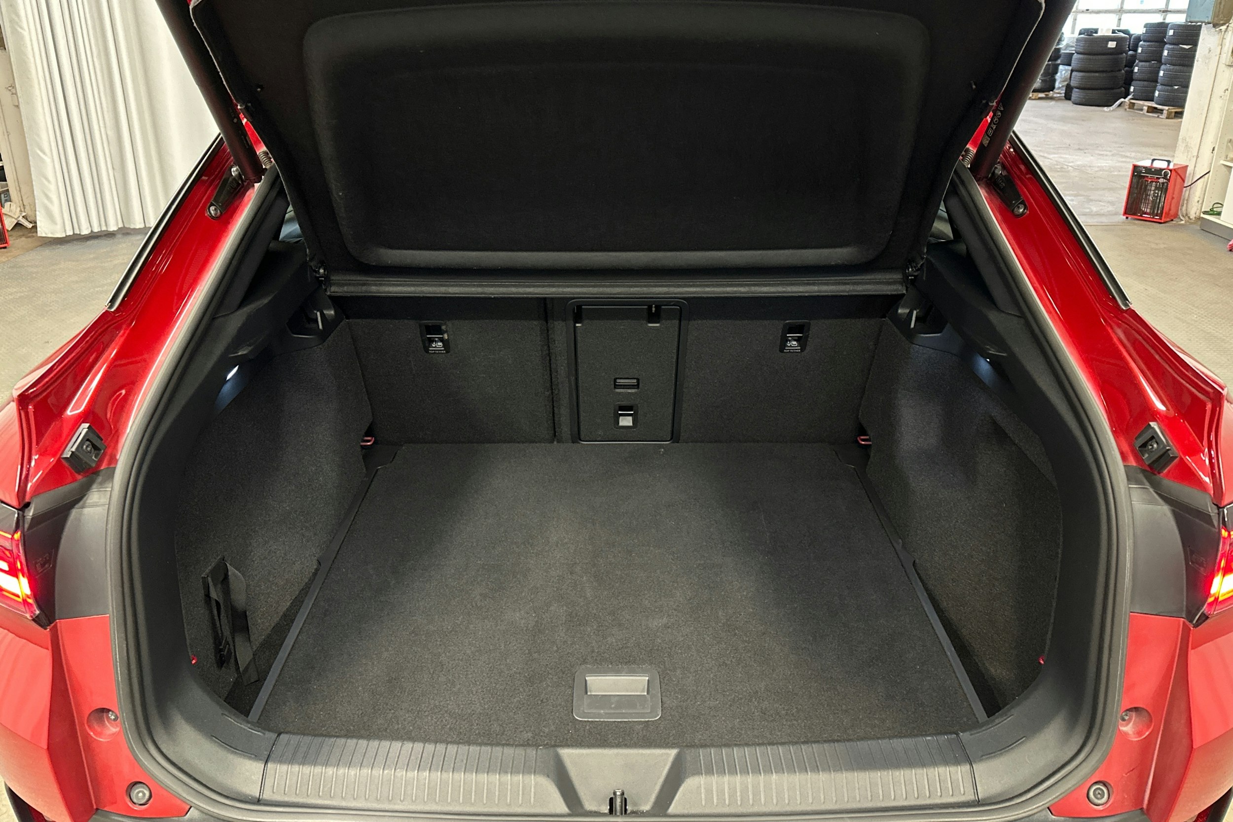 punainen Volkswagen ID.5 2022 kuva 14.