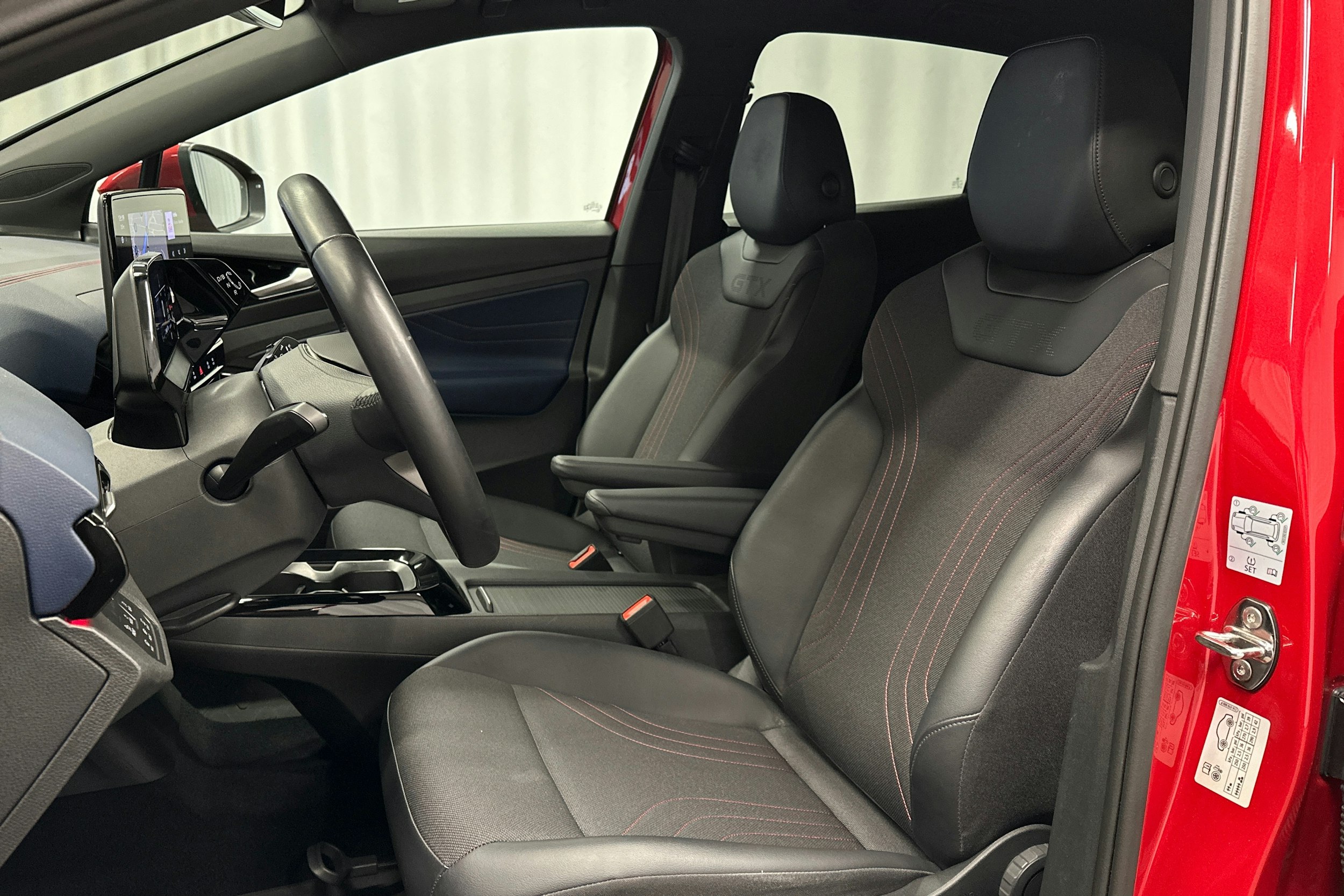 punainen Volkswagen ID.5 2022 kuva 17.