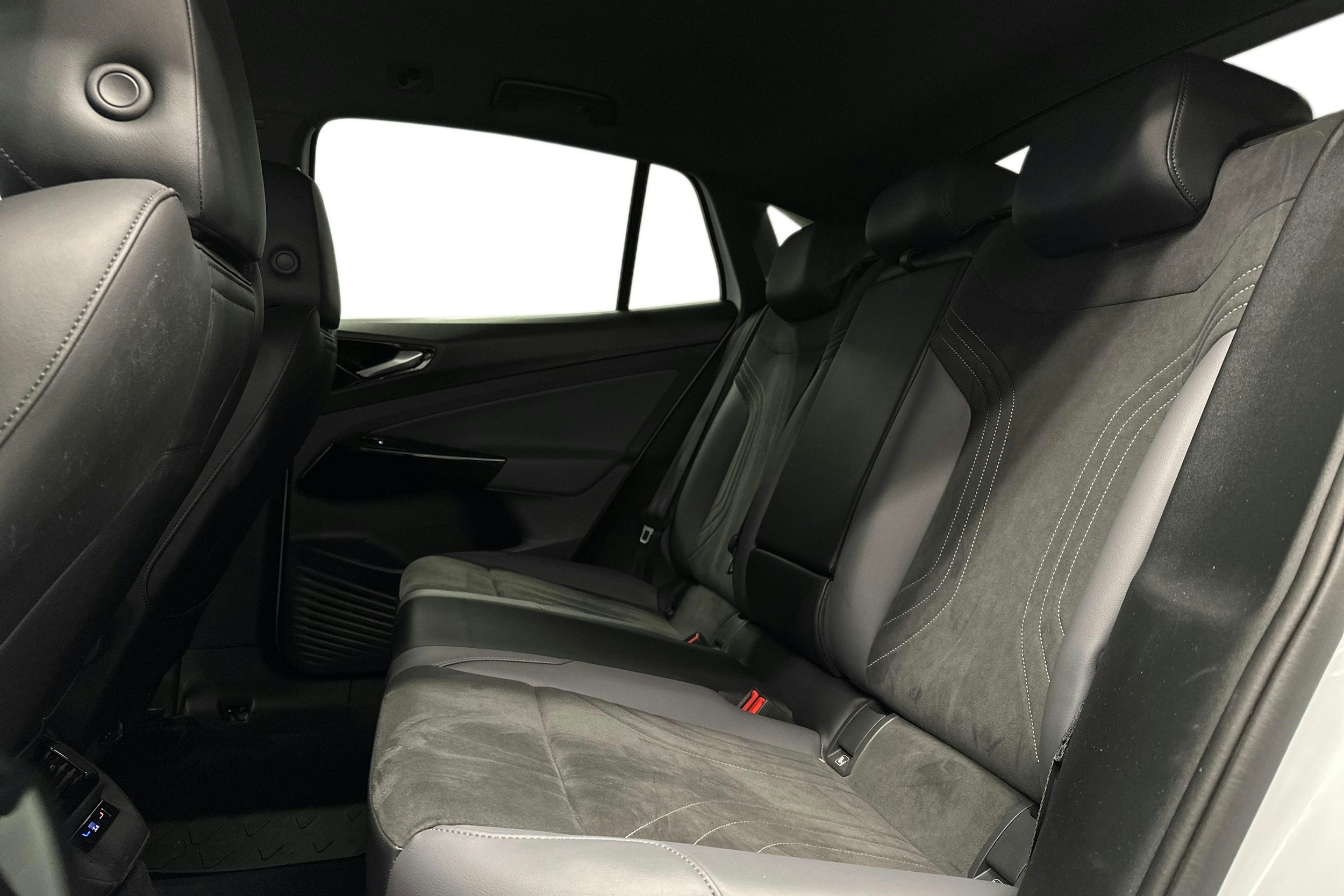 valkoinen Volkswagen ID.5 2022 kuva 10.