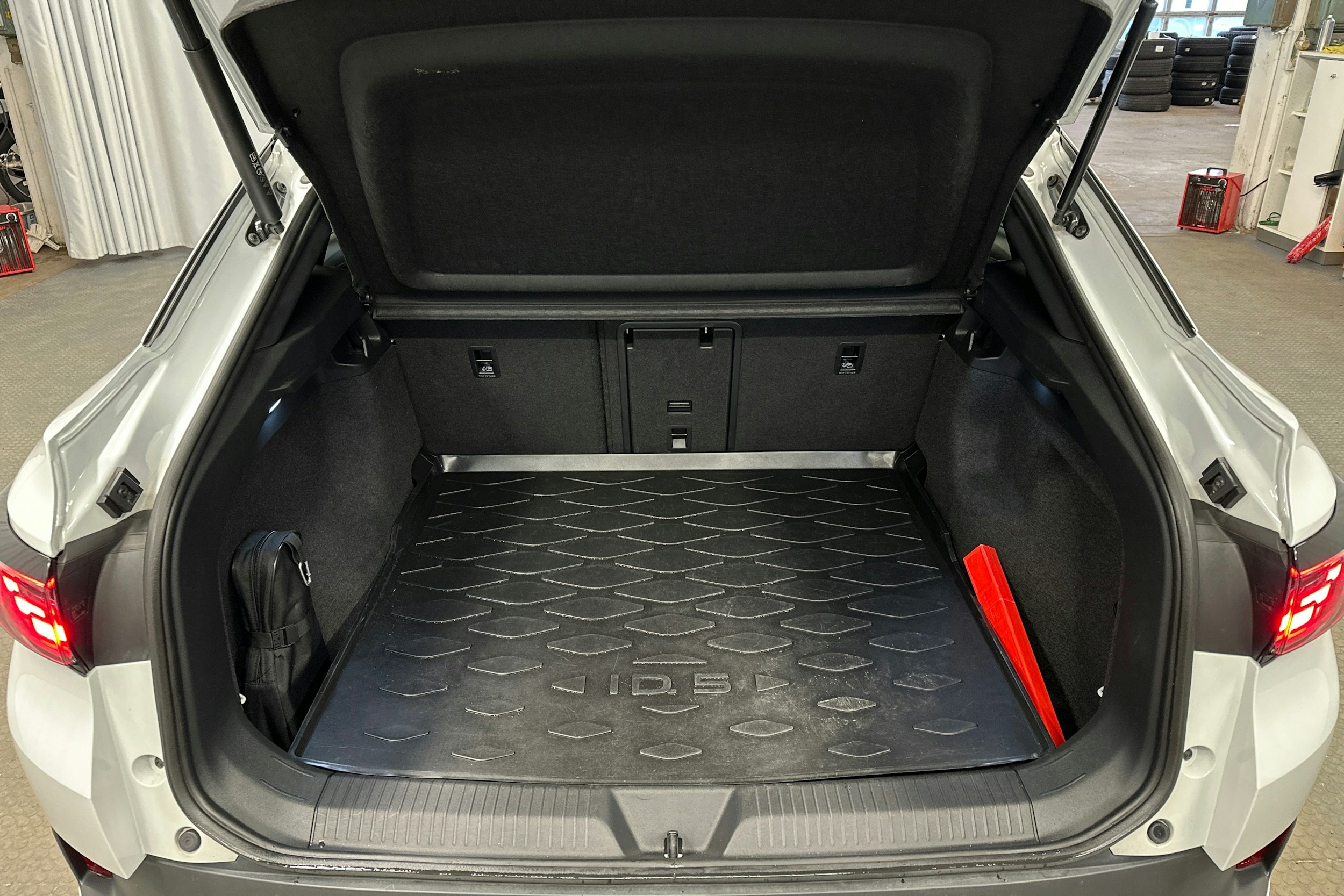 valkoinen Volkswagen ID.5 2022 kuva 14.