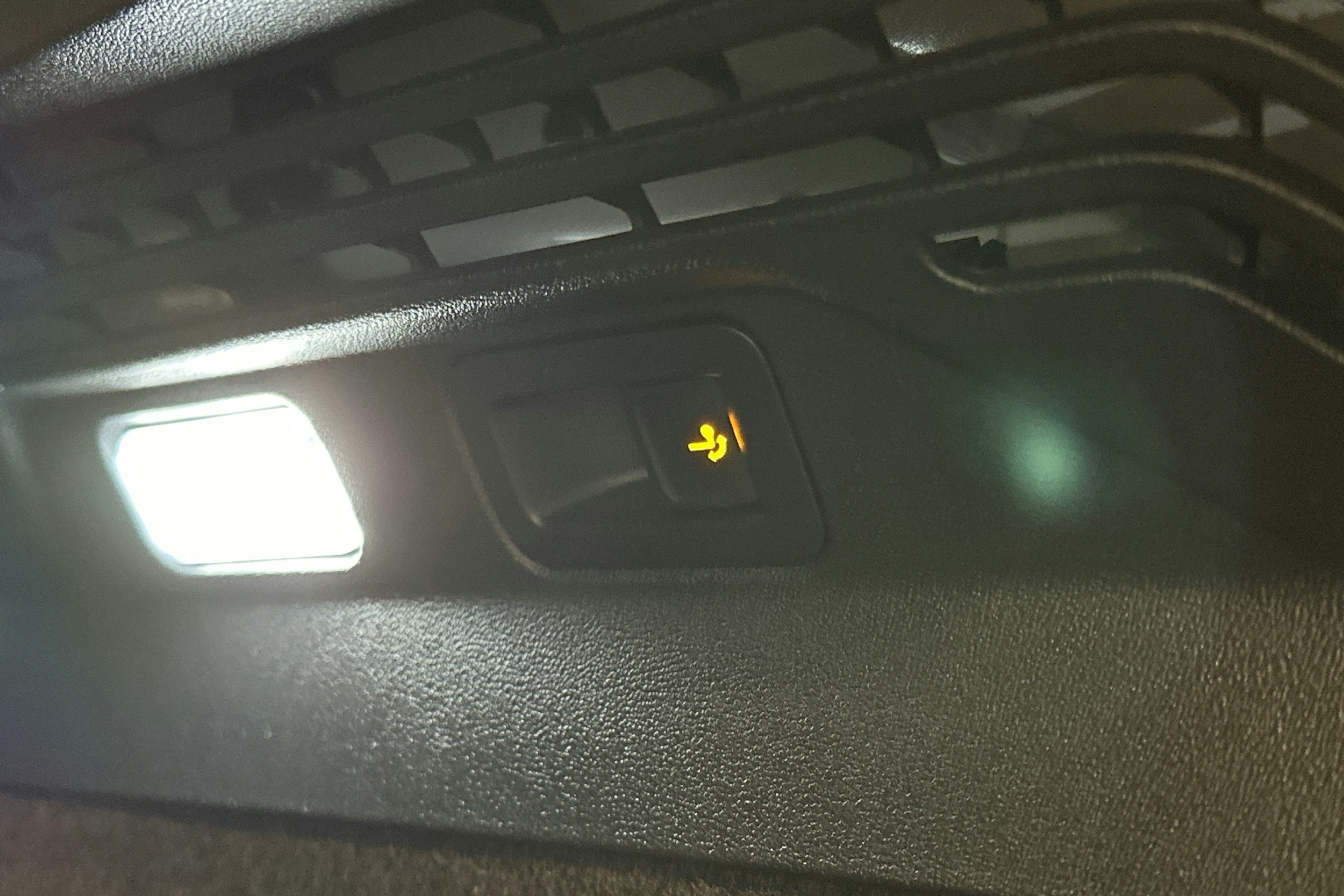 valkoinen Volkswagen ID.5 2022 kuva 15.