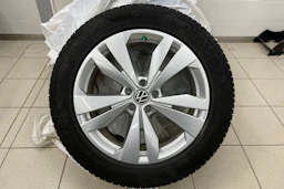 Sininen Volkswagen ID.5 2022 kuva 13.