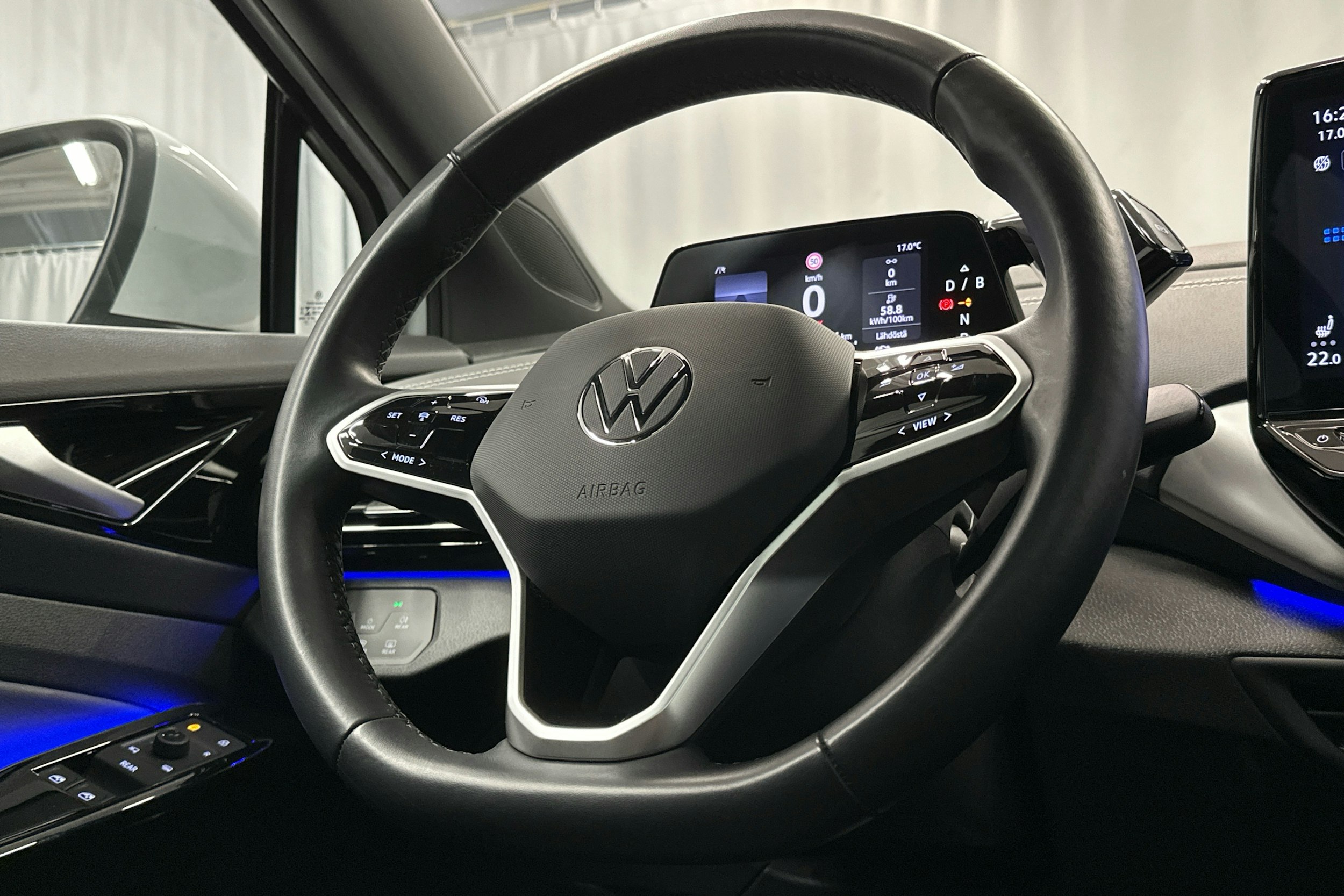 valkoinen Volkswagen ID.5 2022 kuva 11.