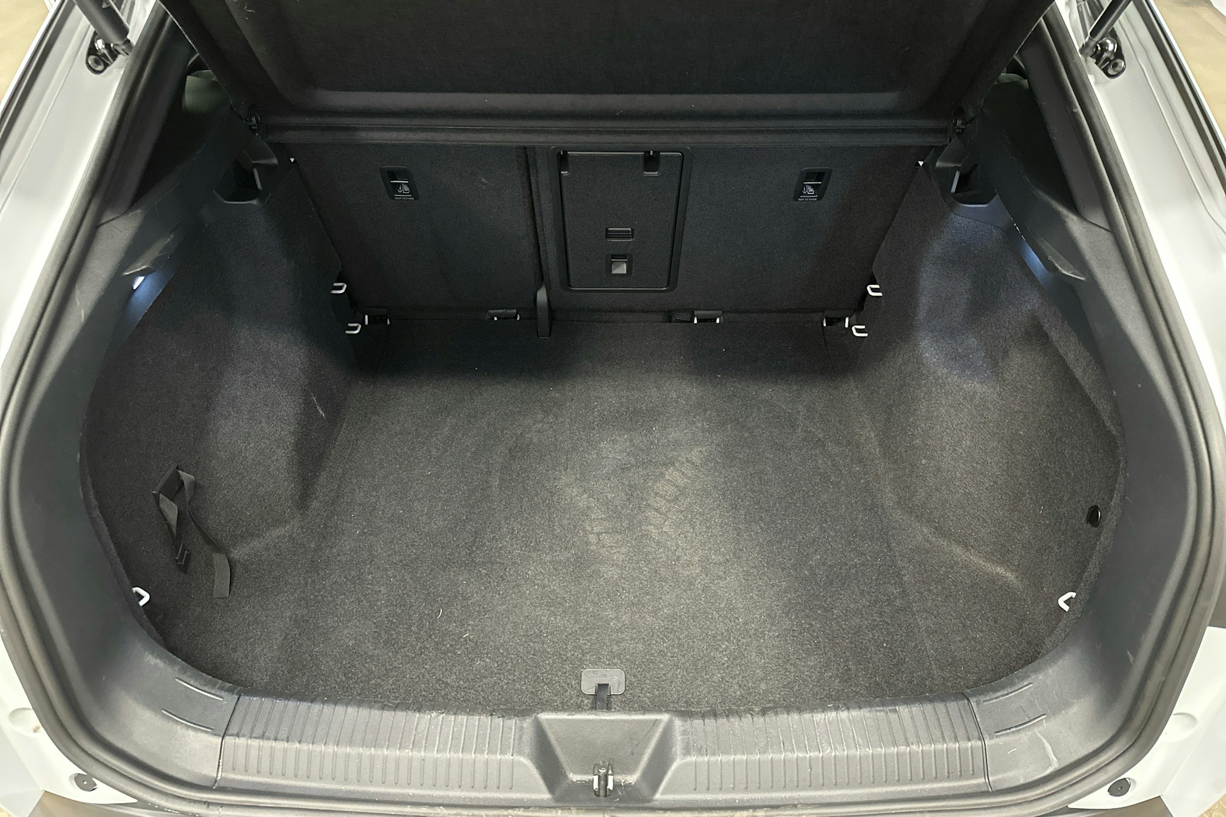 valkoinen Volkswagen ID.5 2022 kuva 18.