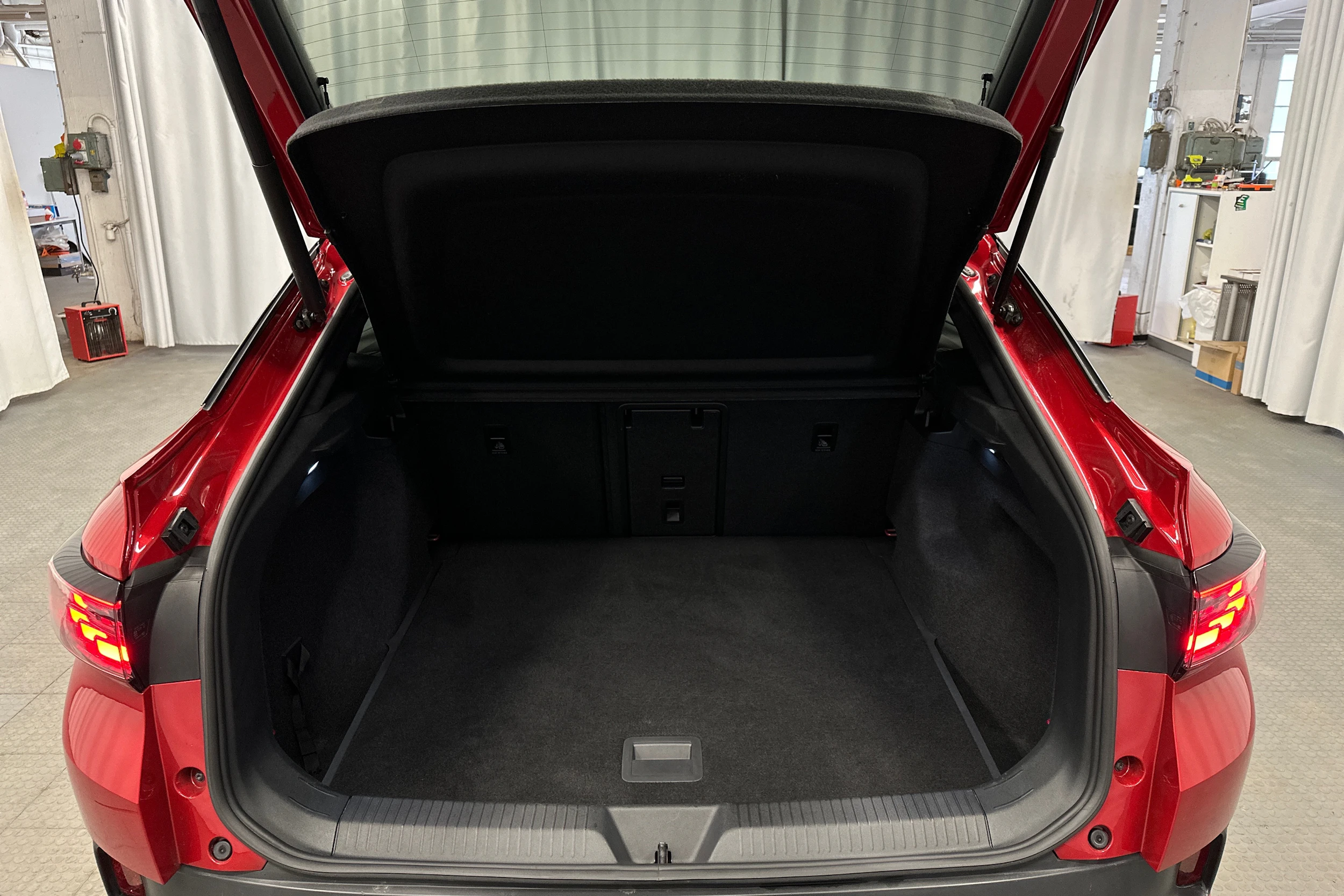 punainen Volkswagen ID.5 2022 kuva 26.