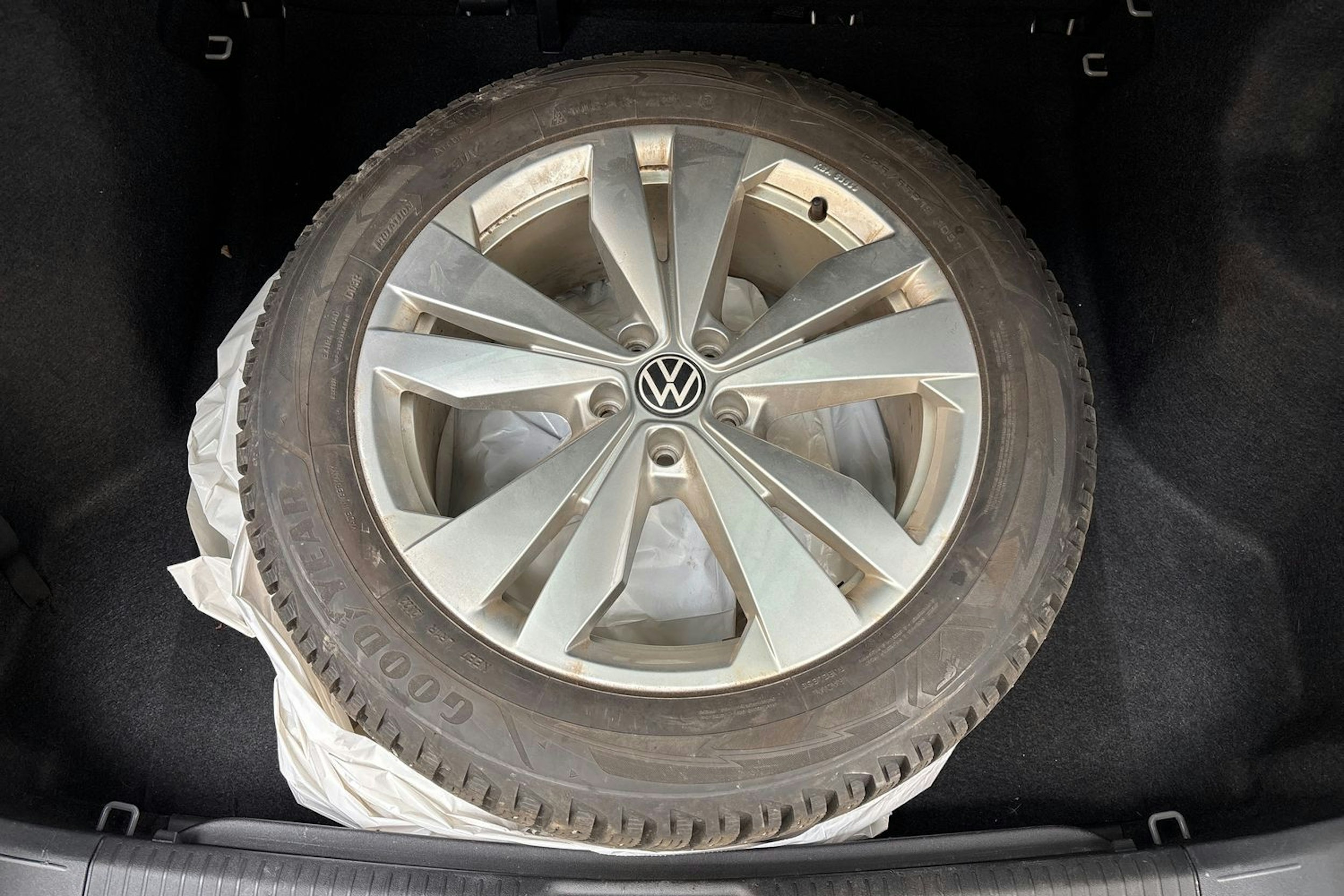 harmaa Volkswagen ID.5 2023 kuva 14.