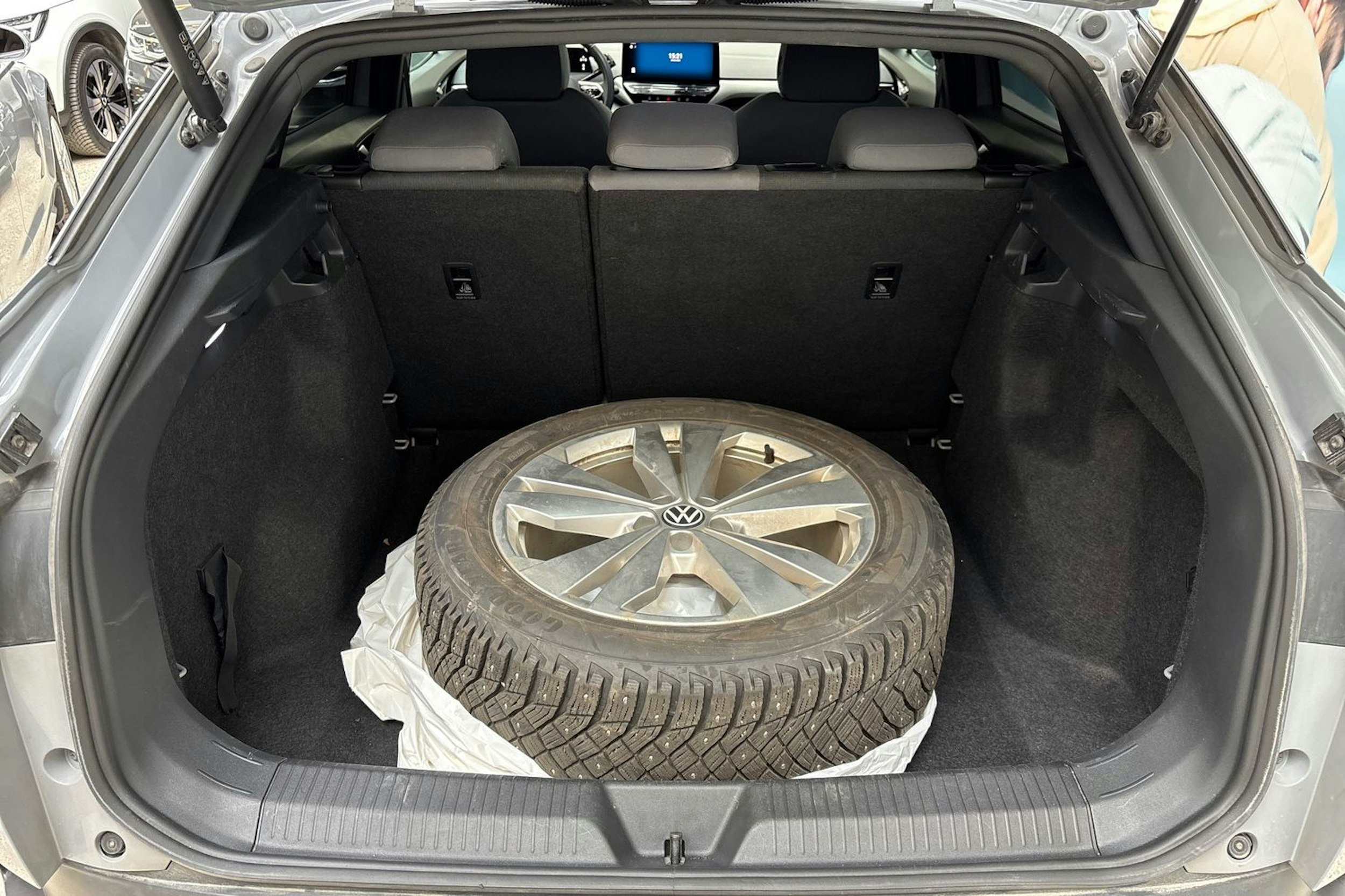 harmaa Volkswagen ID.5 2023 kuva 15.