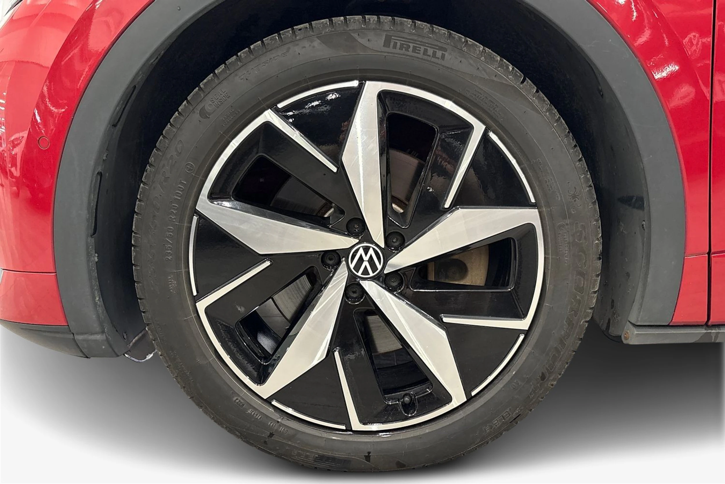 punainen Volkswagen ID.5 2023 kuva 12.
