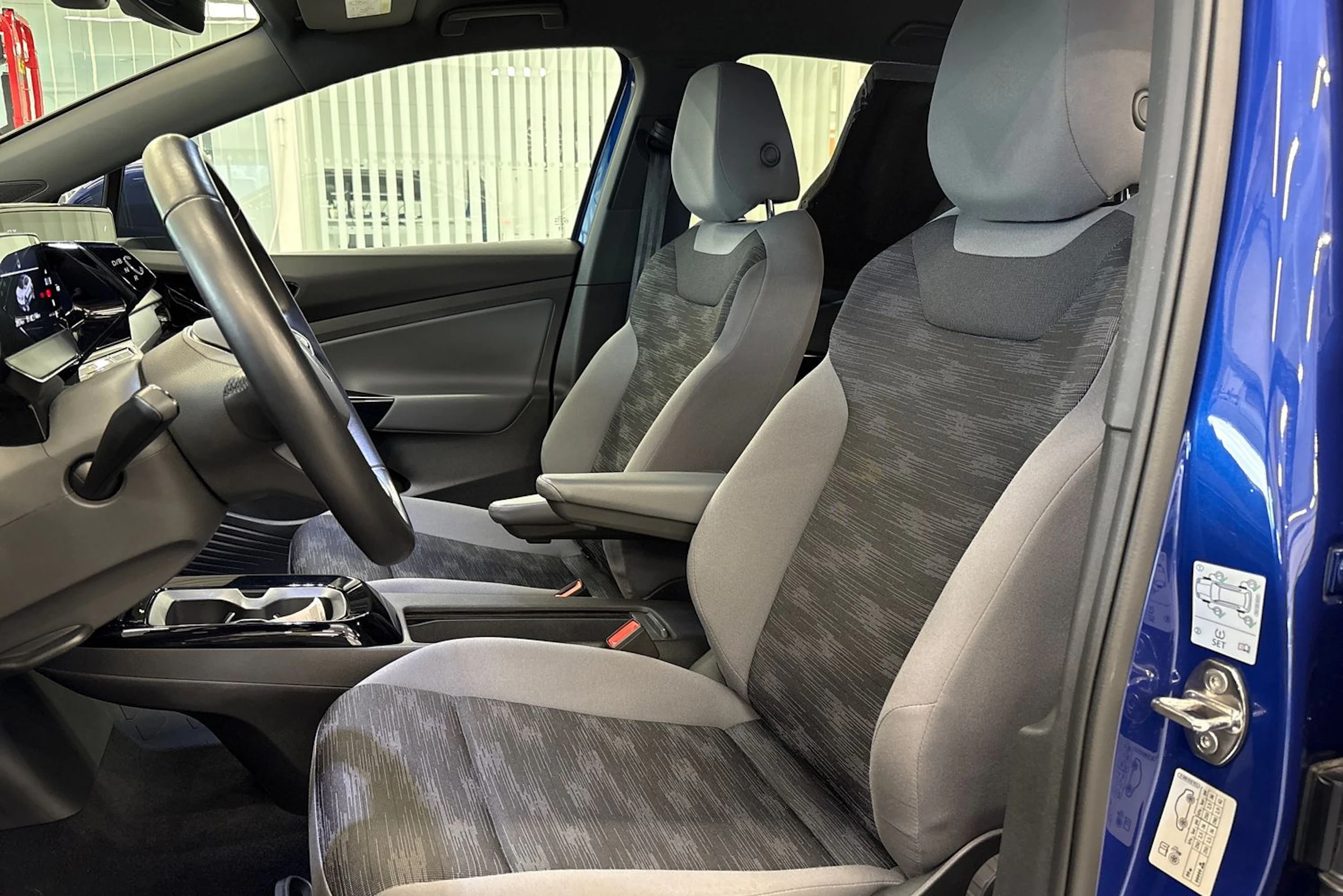 sininen Volkswagen ID.5 2023 kuva 6.