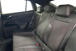 Valkoinen Volkswagen ID.5 2023 kuva 11.
