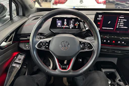 Valkoinen Volkswagen ID.5 2023 kuva 15.