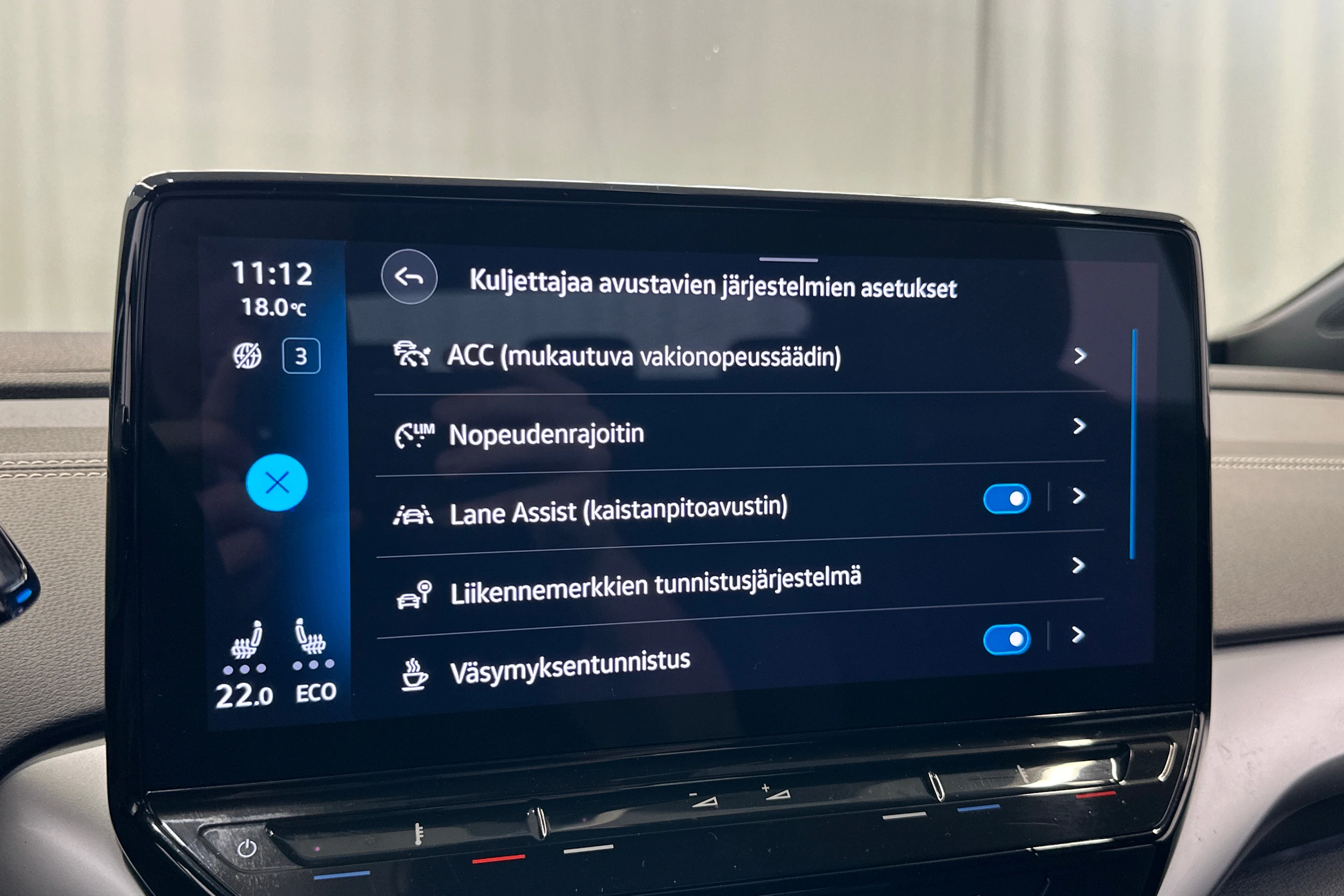 sininen Volkswagen ID.5 2023 kuva 18.
