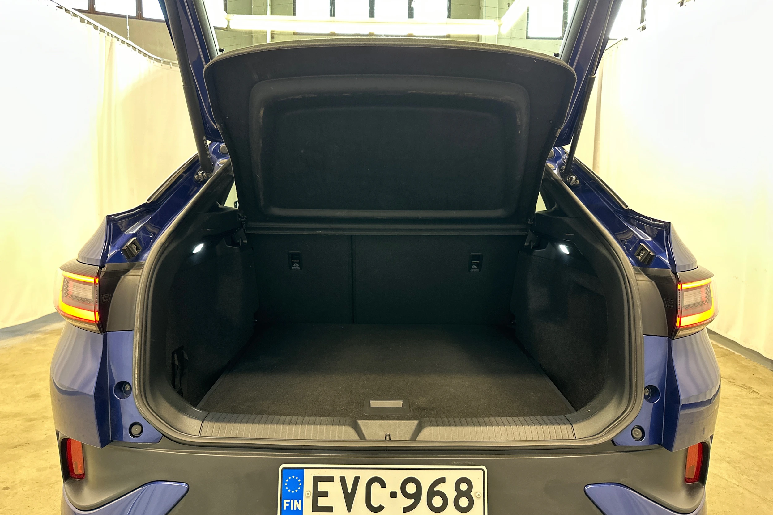 sininen Volkswagen ID.5 2023 kuva 24.