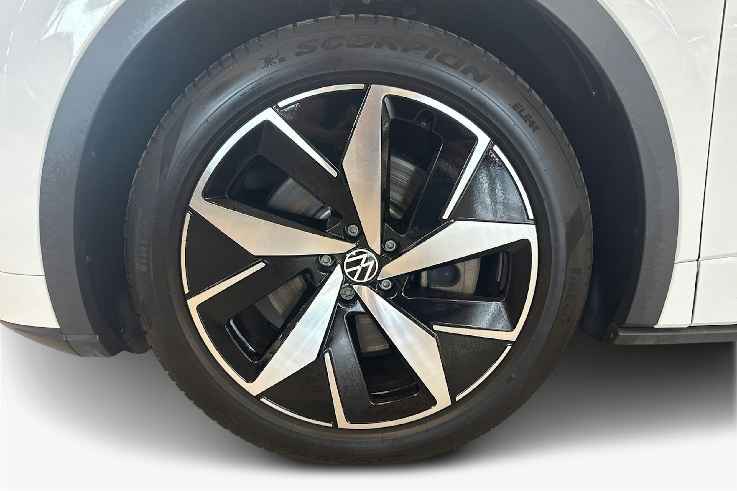 valkoinen Volkswagen ID.5 2023 kuva 11.