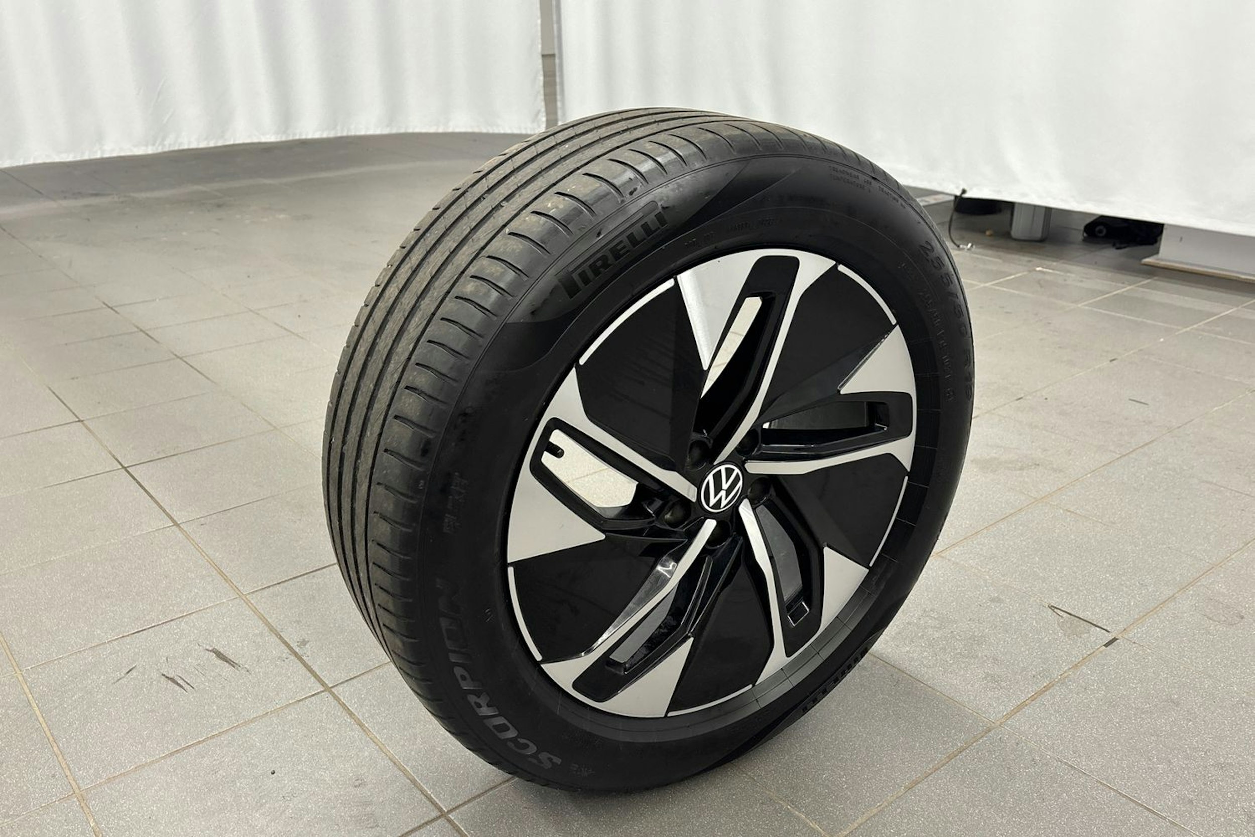 musta Volkswagen ID.5 2023 kuva 13.