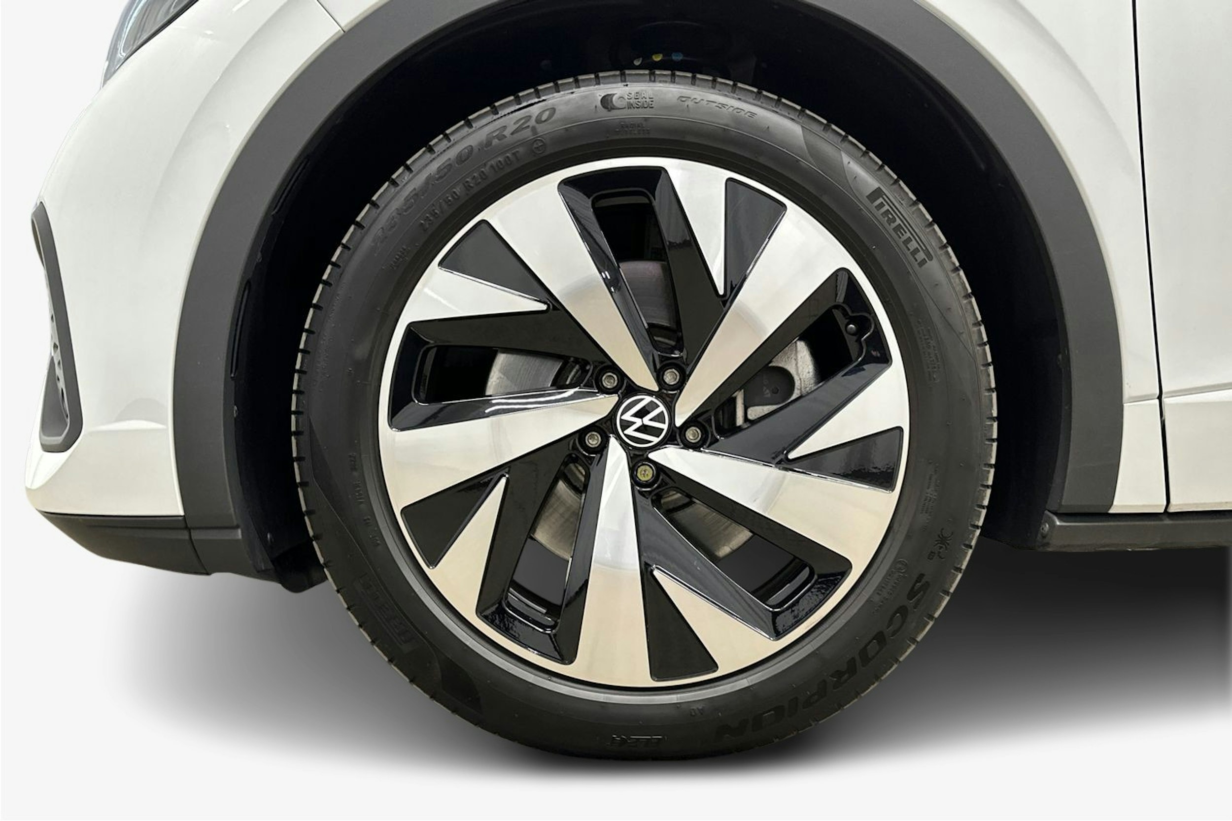 valkoinen Volkswagen ID.5 2023 kuva 11.