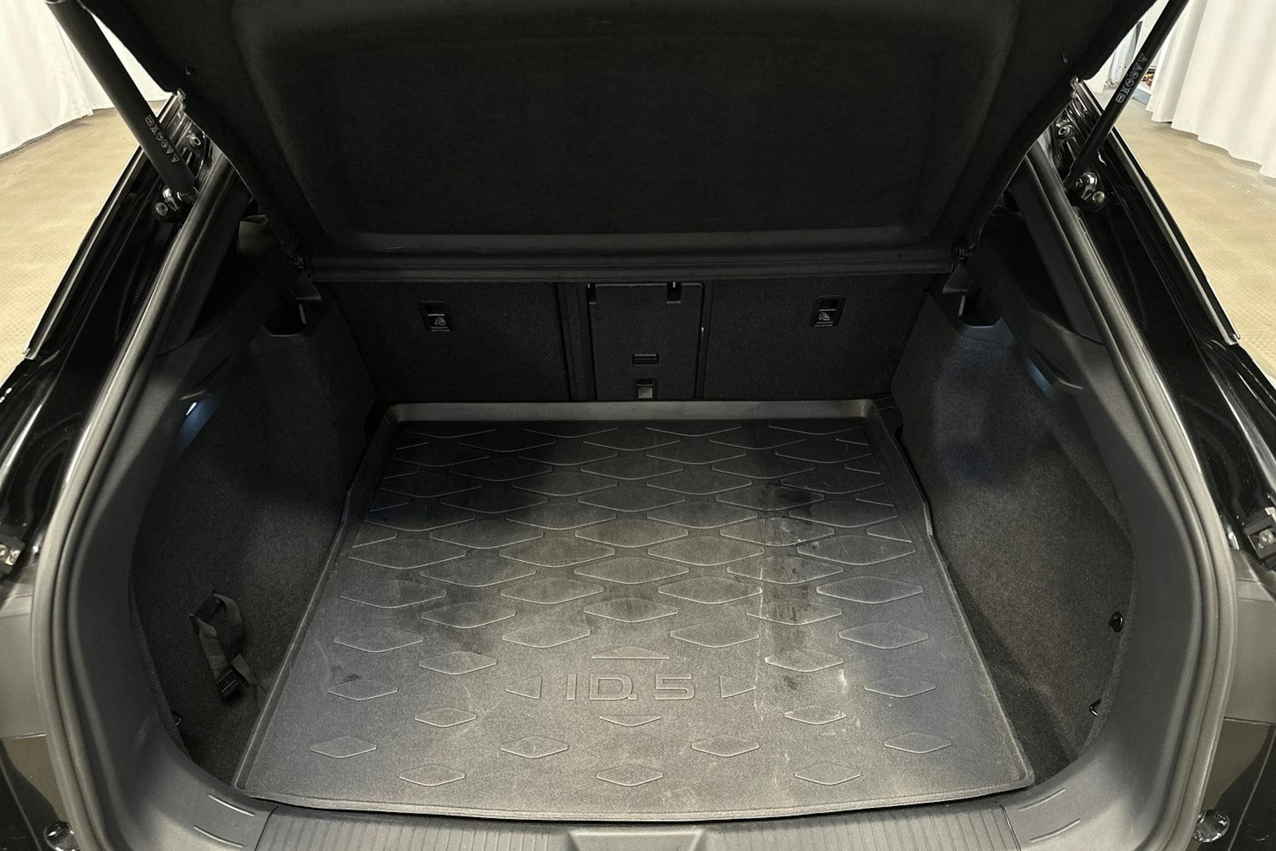 musta Volkswagen ID.5 2023 kuva 14.
