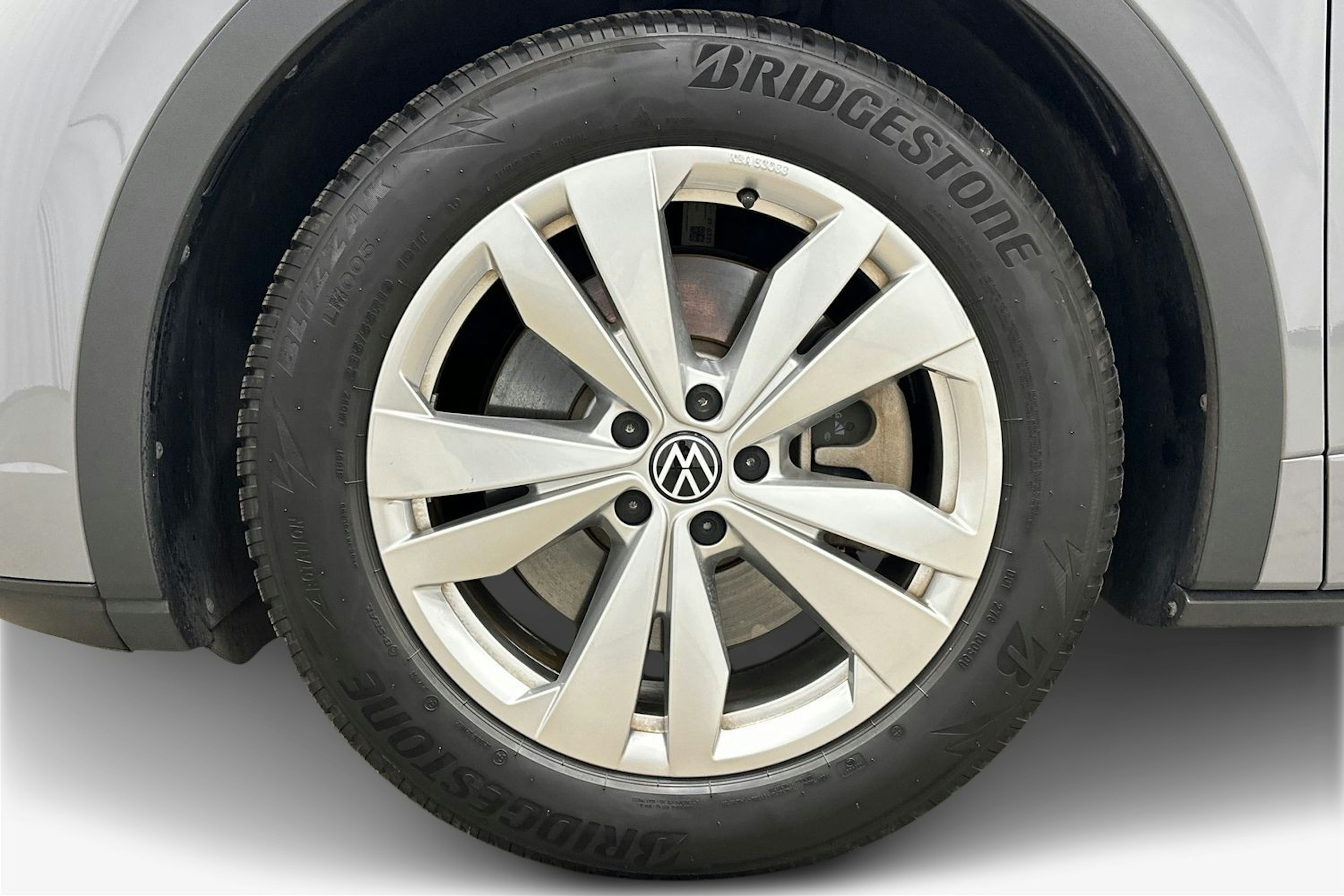 harmaa Volkswagen ID.5 2023 kuva 11.