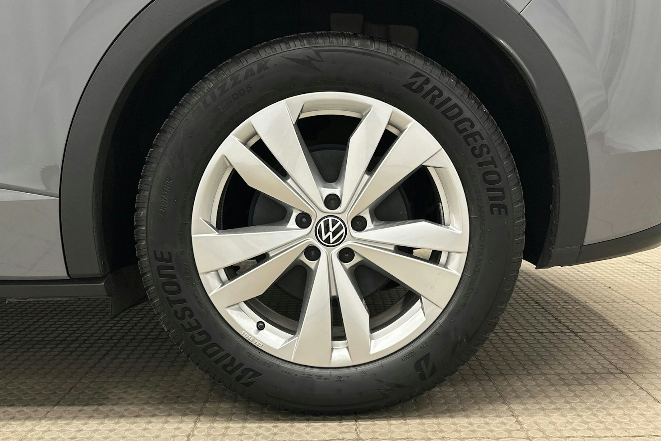 harmaa Volkswagen ID.5 2023 kuva 13.