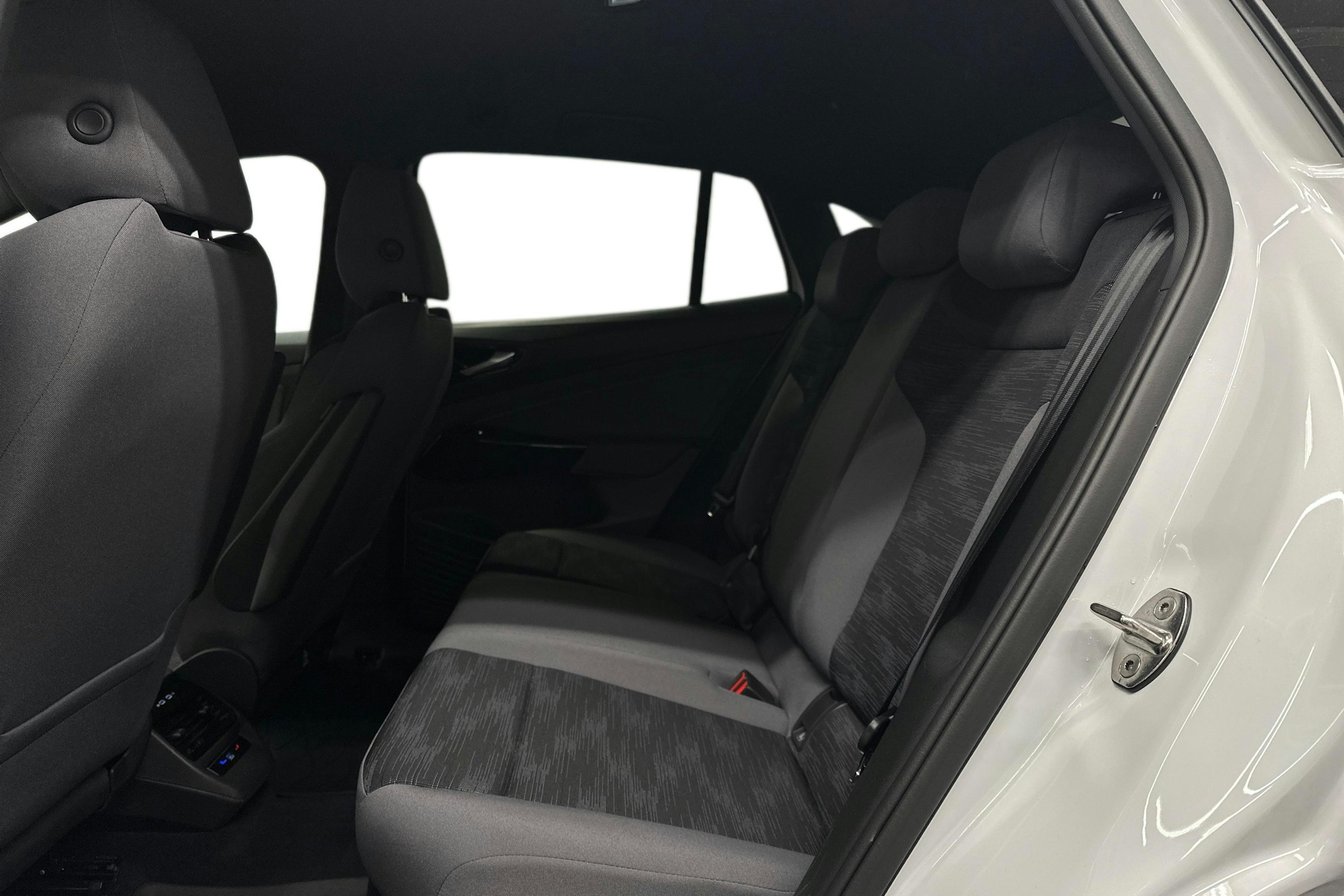 valkoinen Volkswagen ID.5 2023 kuva 10.