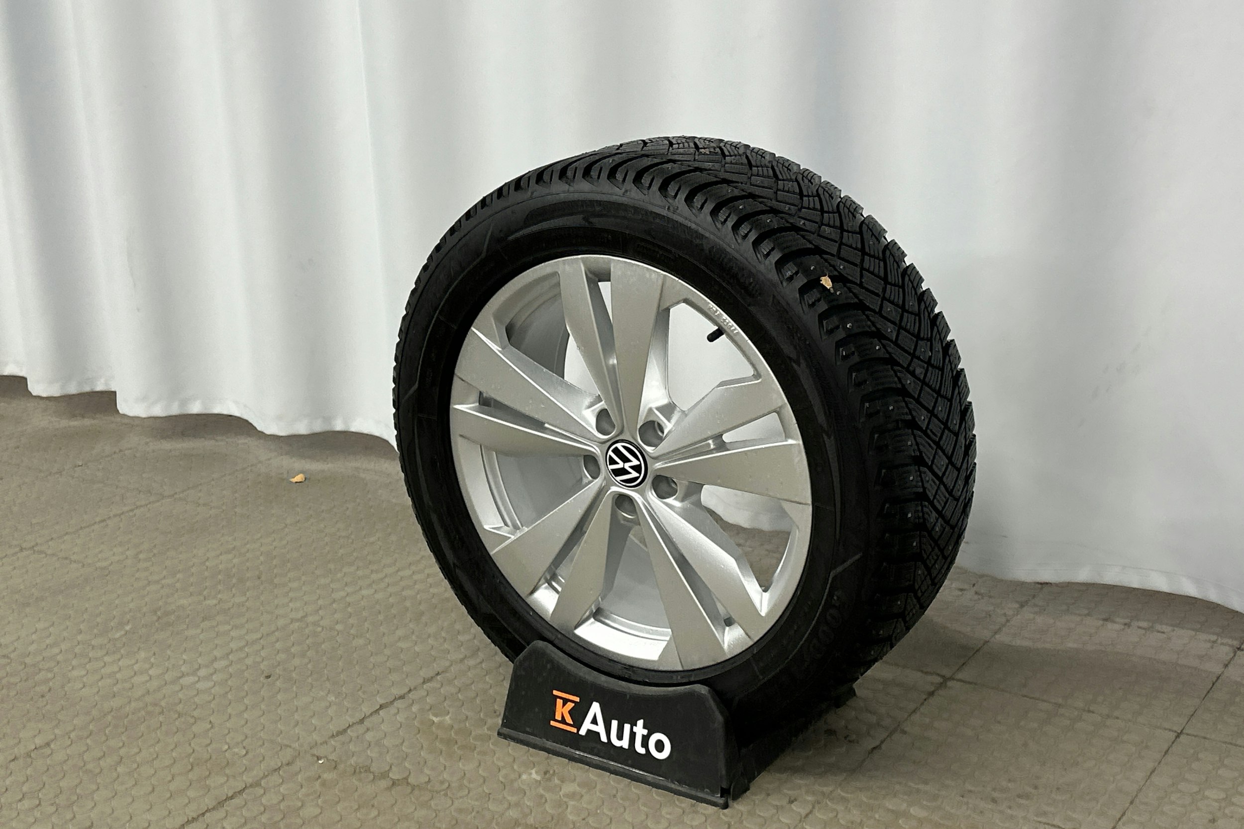 valkoinen Volkswagen ID.5 2023 kuva 13.