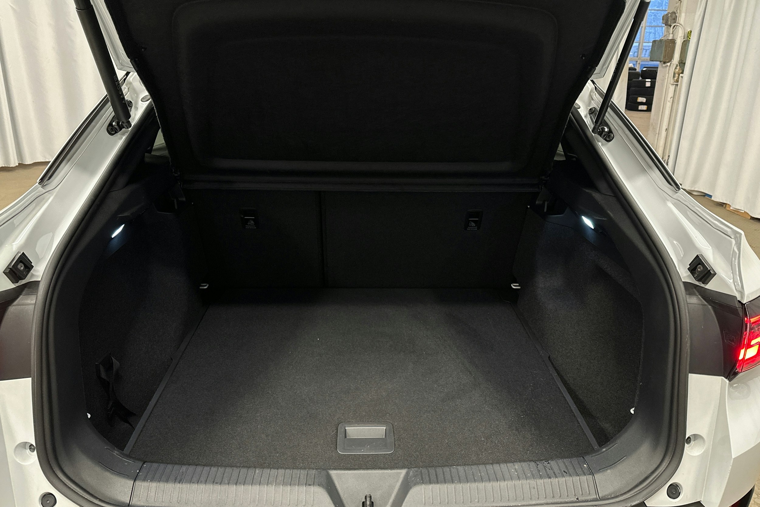 valkoinen Volkswagen ID.5 2023 kuva 14.