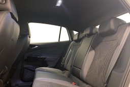 Valkoinen Volkswagen ID.5 2023 kuva 10.
