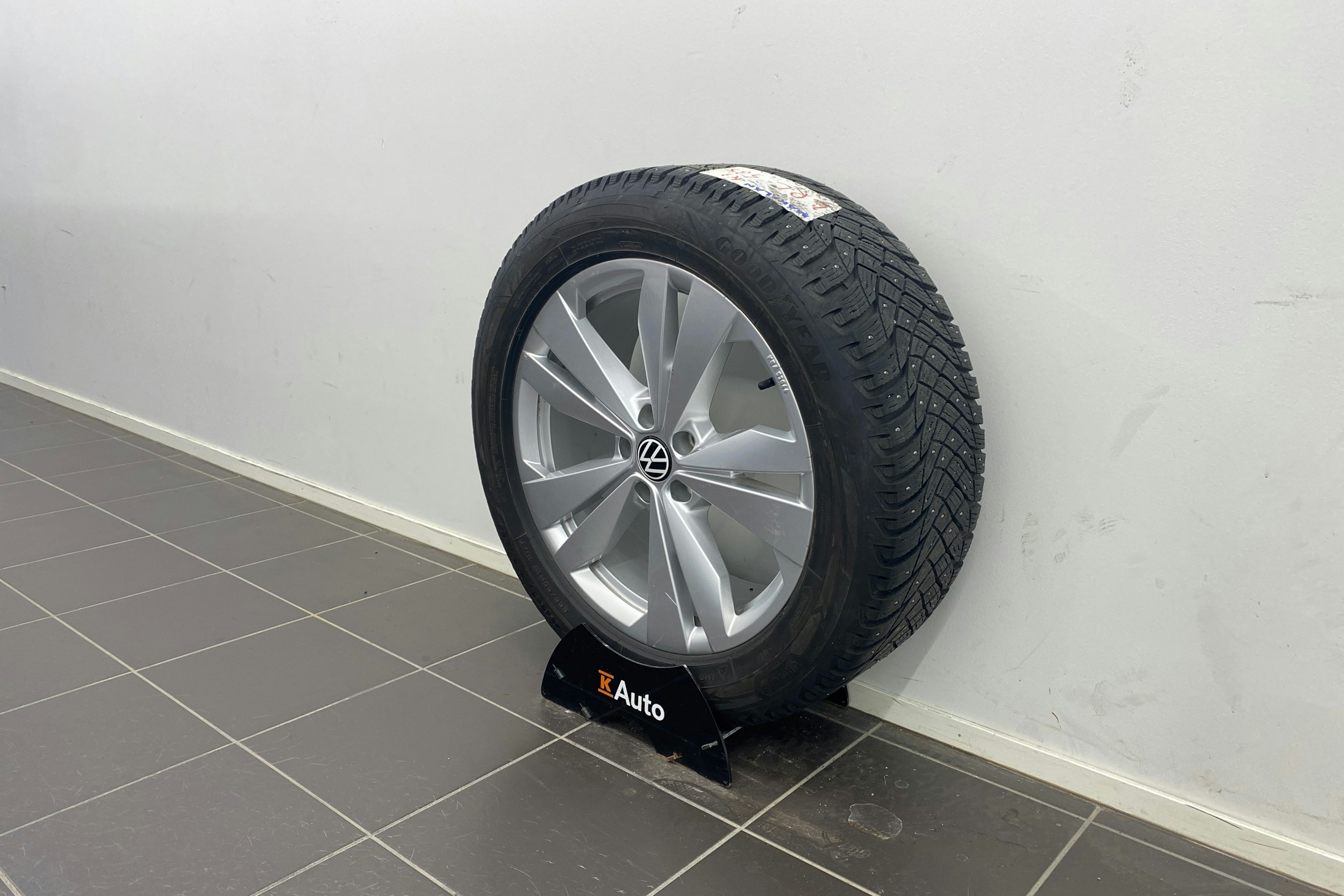 Valkoinen Volkswagen ID.5 2023 kuva 13.