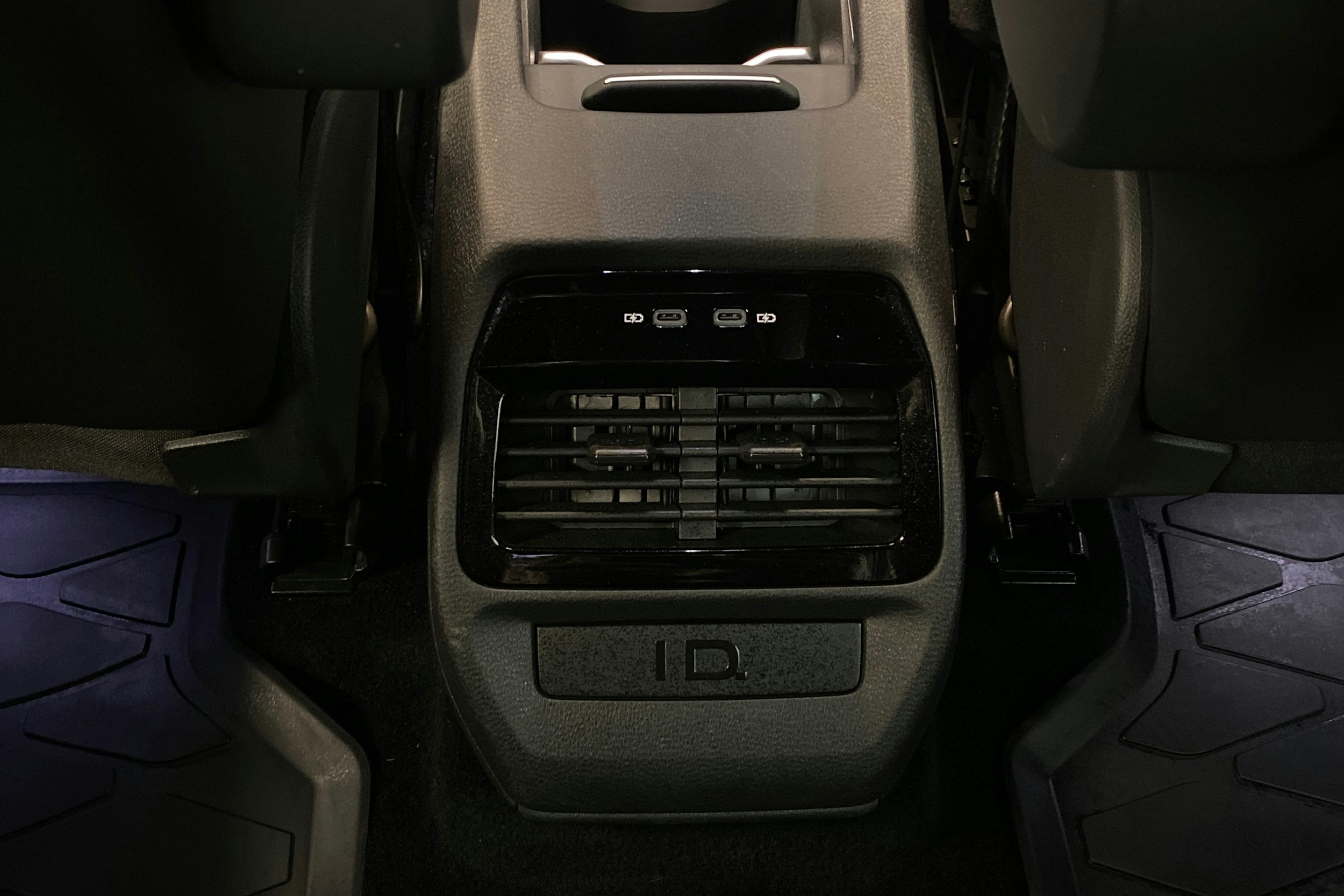Valkoinen Volkswagen ID.5 2023 kuva 16.