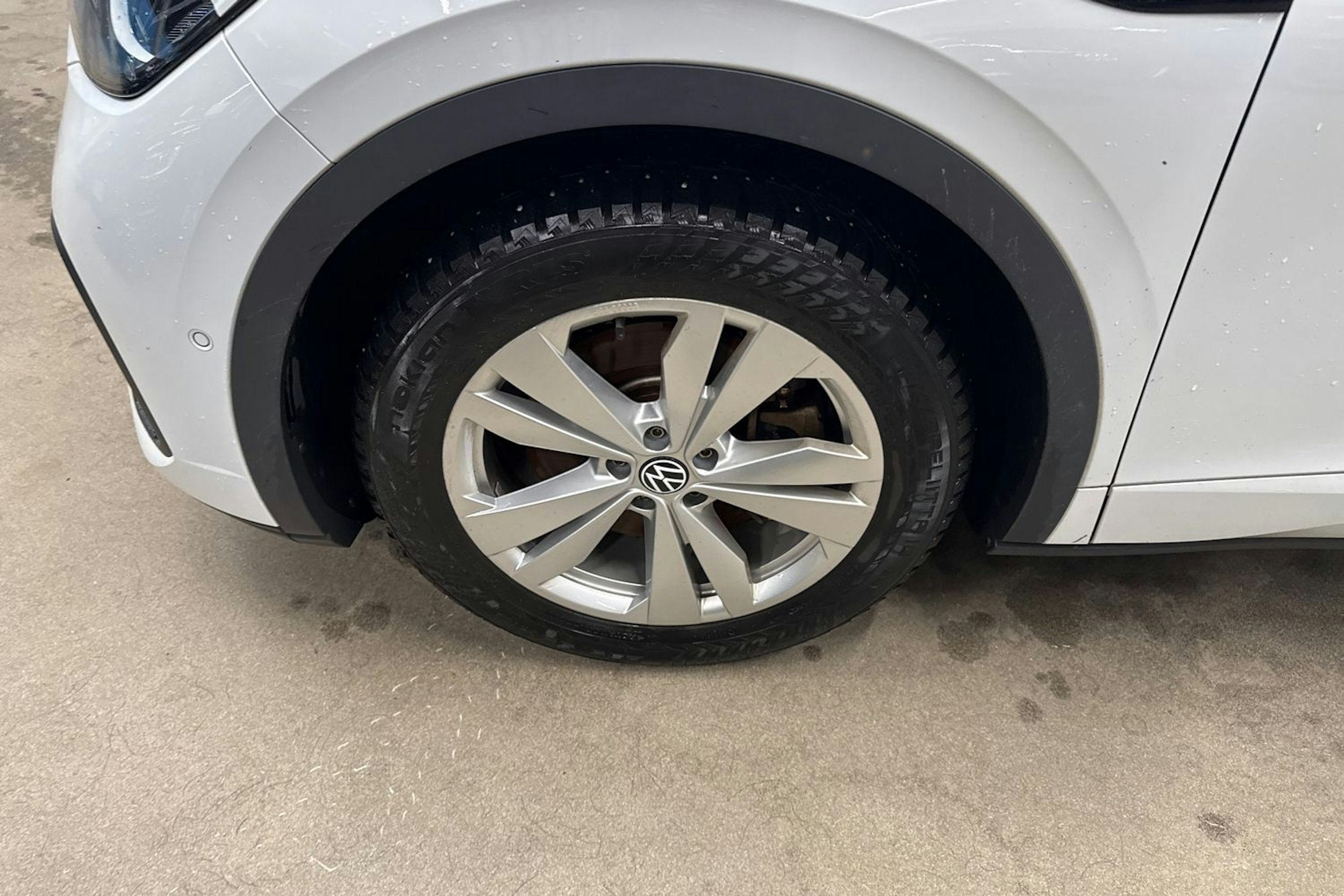 Valkoinen Volkswagen ID.5 2023 kuva 13.