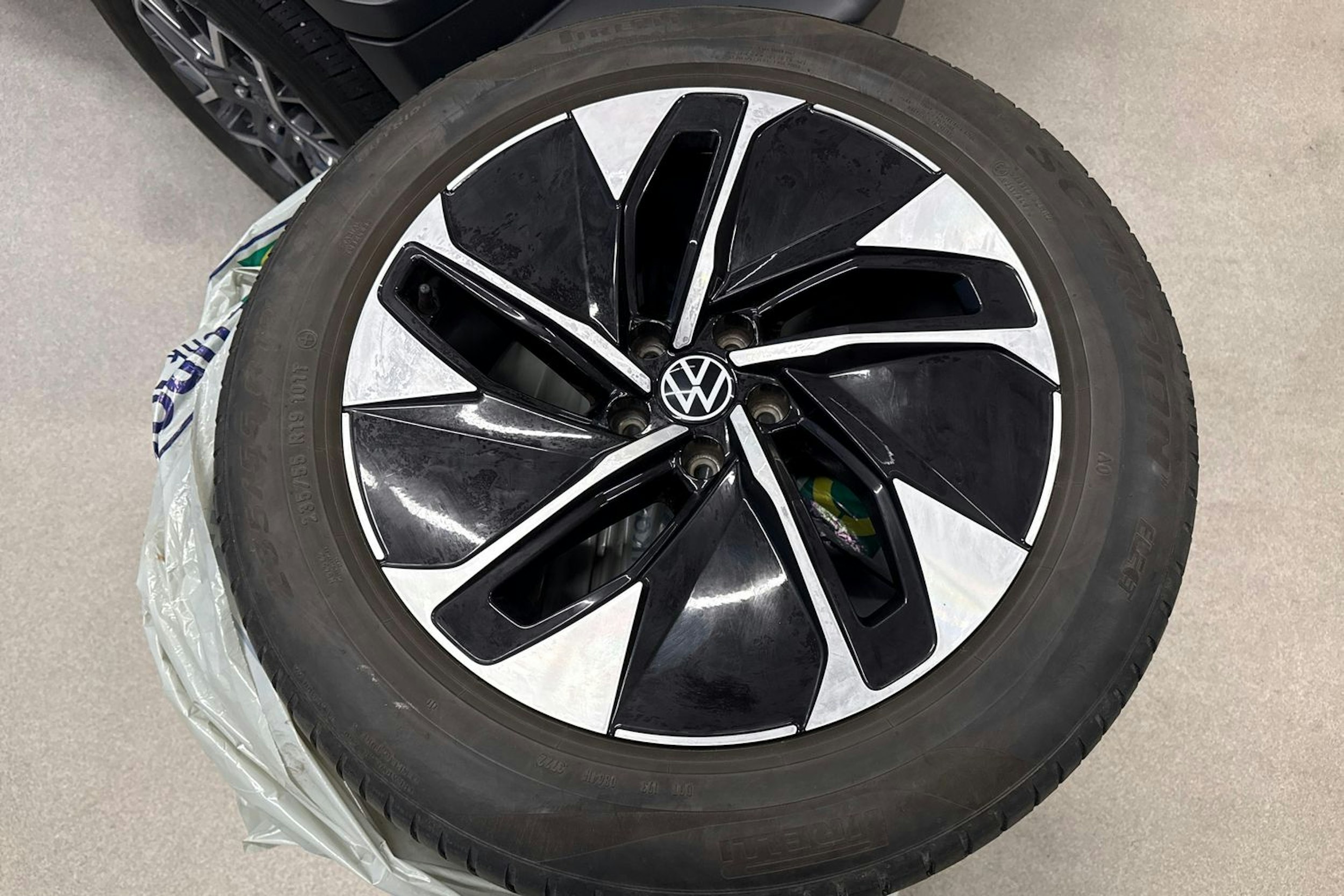 Valkoinen Volkswagen ID.5 2023 kuva 36.