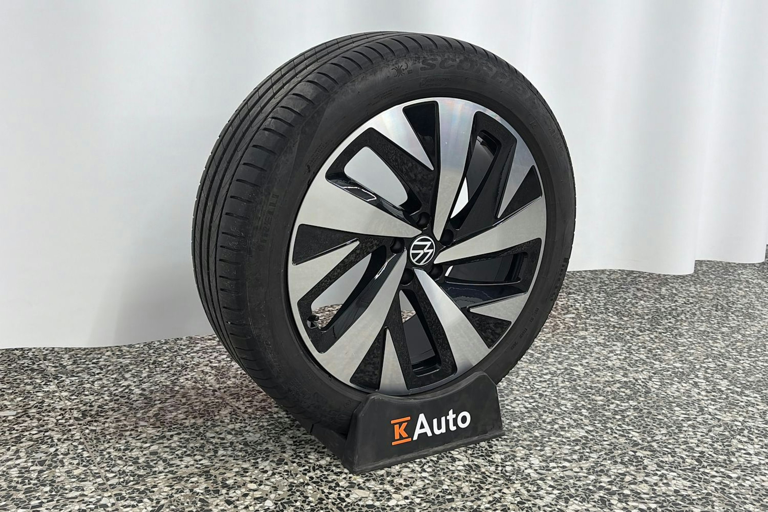 Sininen Volkswagen ID.5 2023 kuva 13.