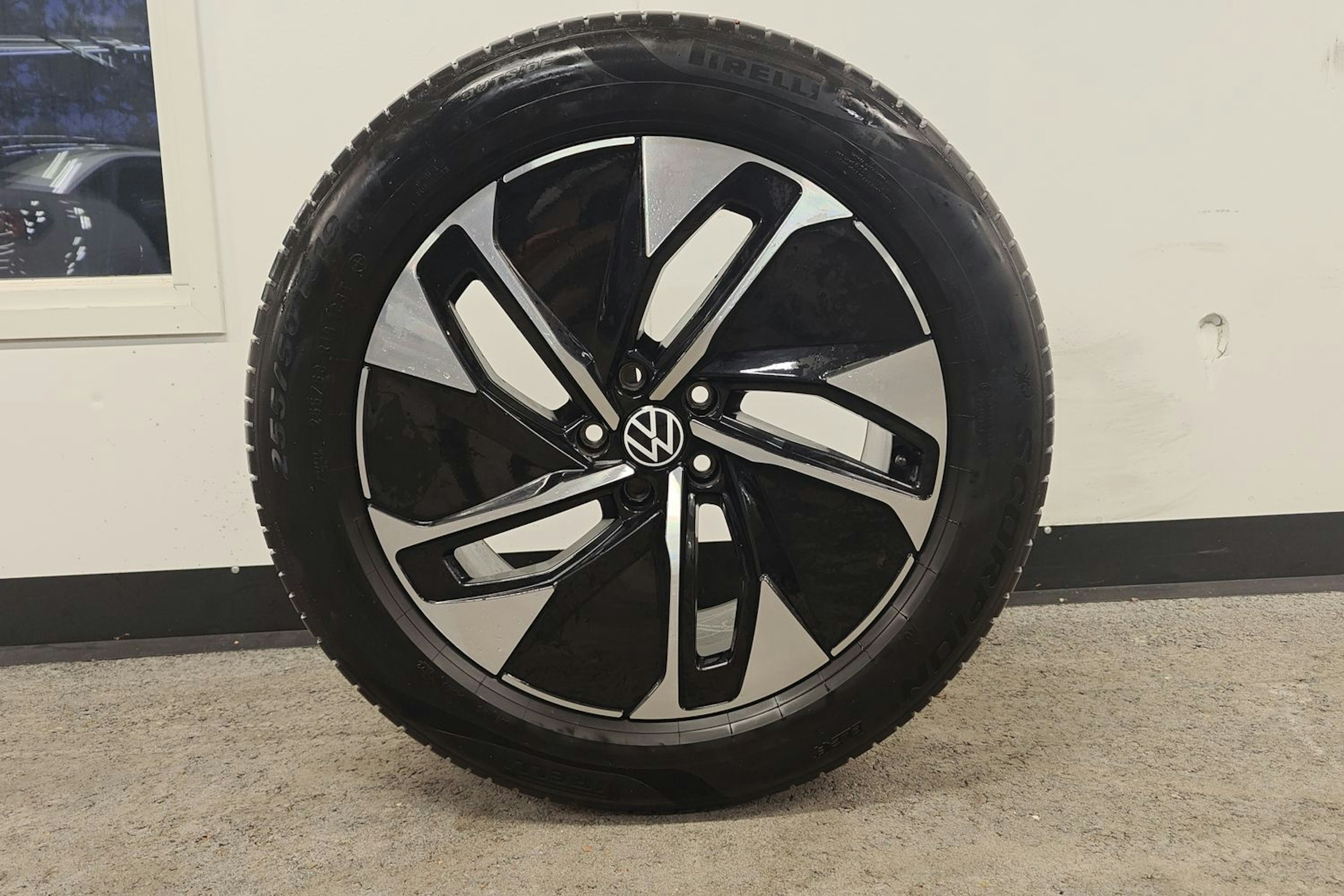 harmaa Volkswagen ID.5 2023 kuva 13.