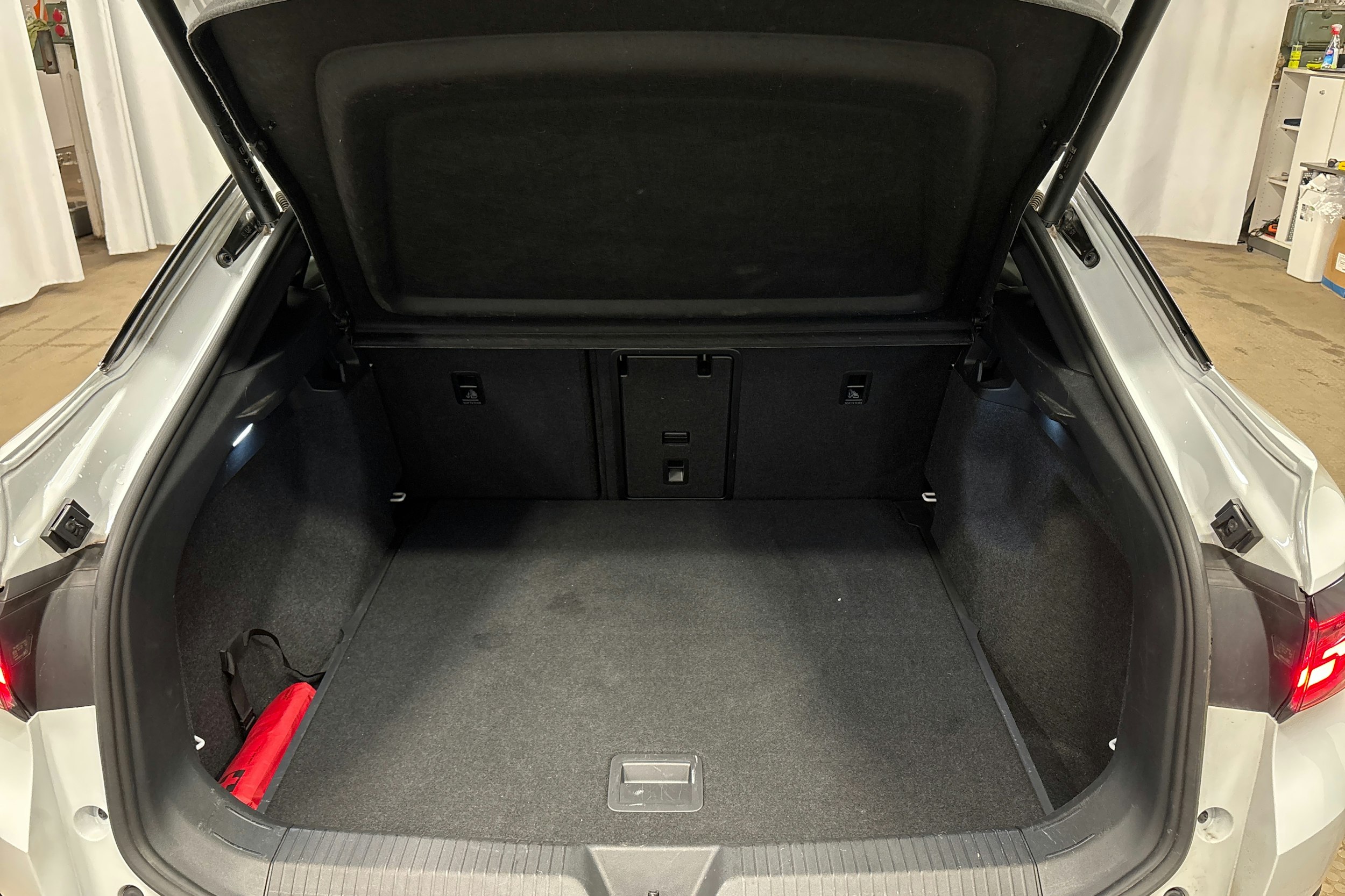 valkoinen Volkswagen ID.5 2024 kuva 14.