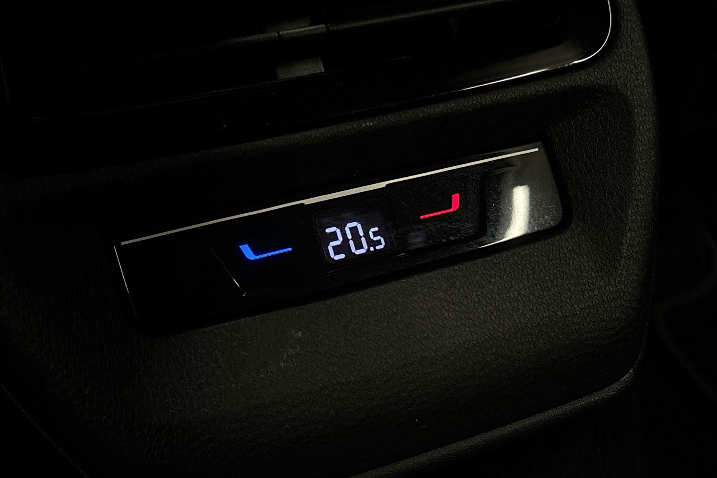 valkoinen Volkswagen ID.5 2024 kuva 17.