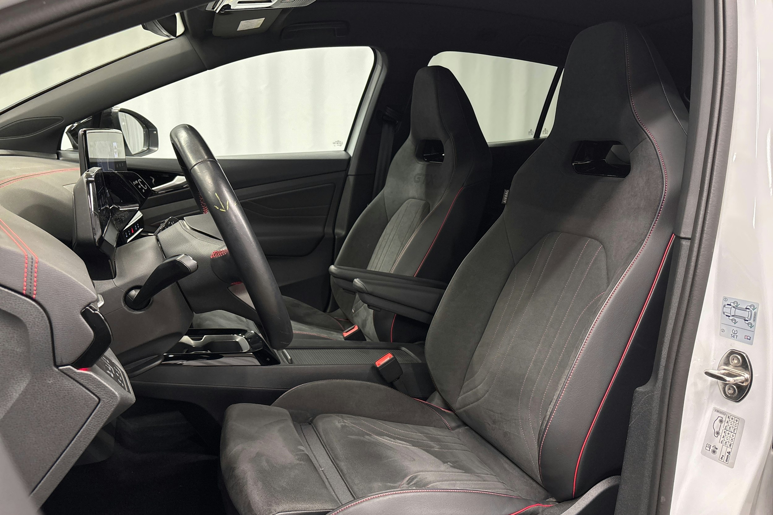 valkoinen Volkswagen ID.5 2024 kuva 18.