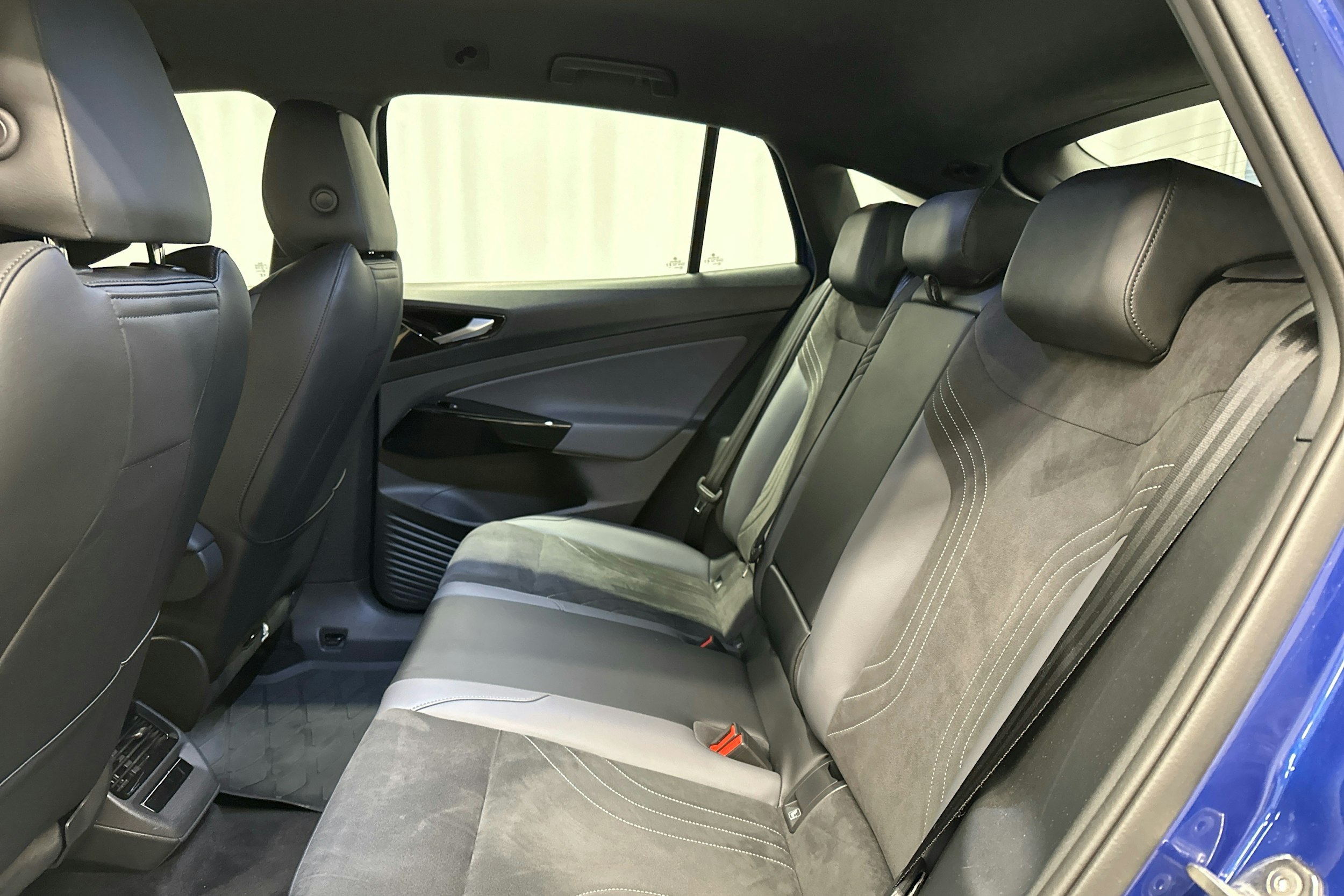 sininen Volkswagen ID.5 2023 kuva 23.