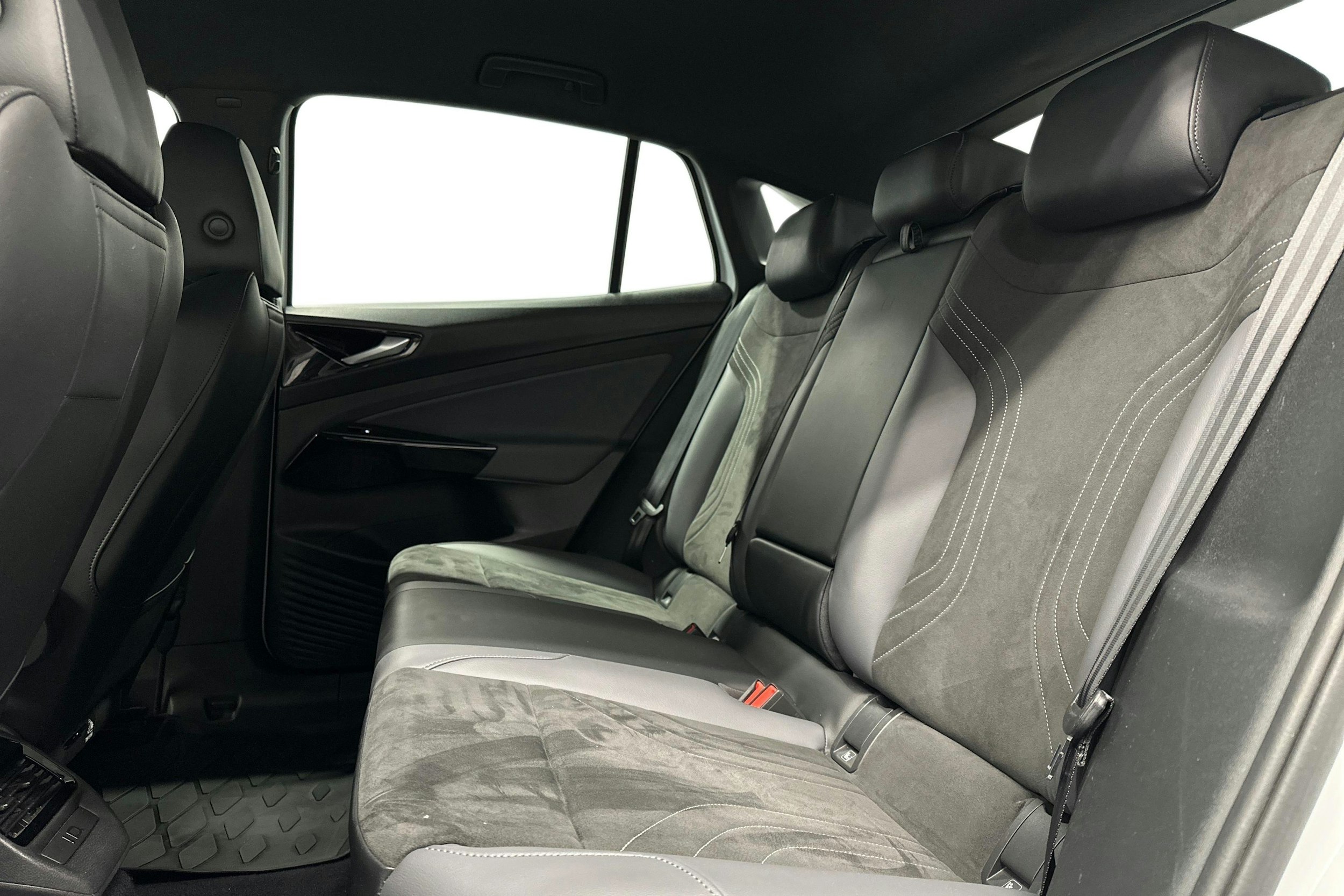 valkoinen Volkswagen ID.5 2023 kuva 10.