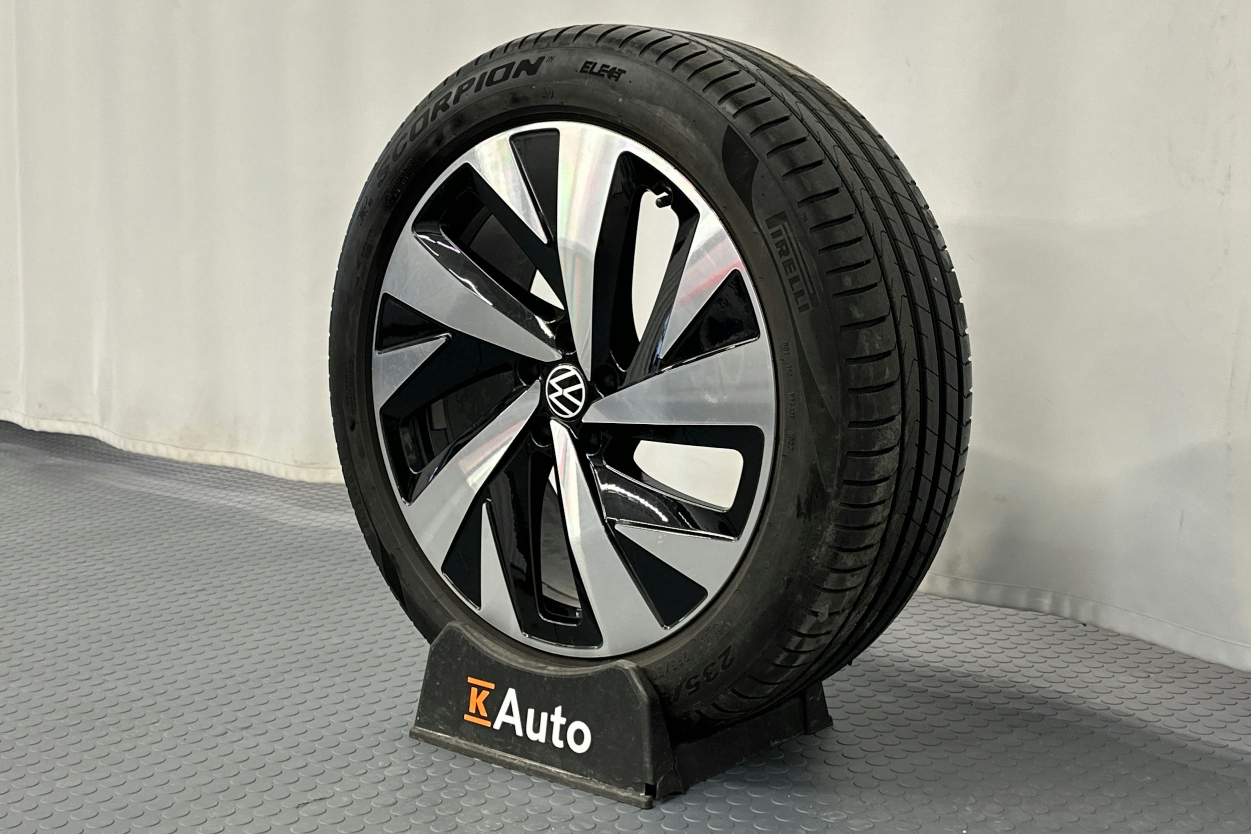 valkoinen Volkswagen ID.5 2023 kuva 13.