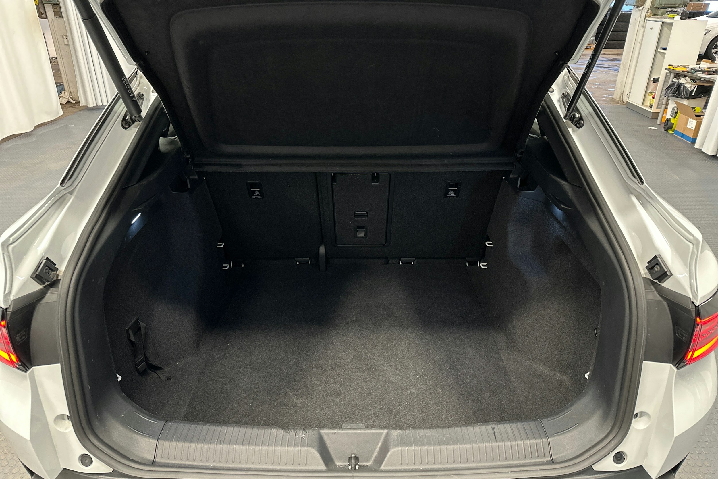 valkoinen Volkswagen ID.5 2023 kuva 14.