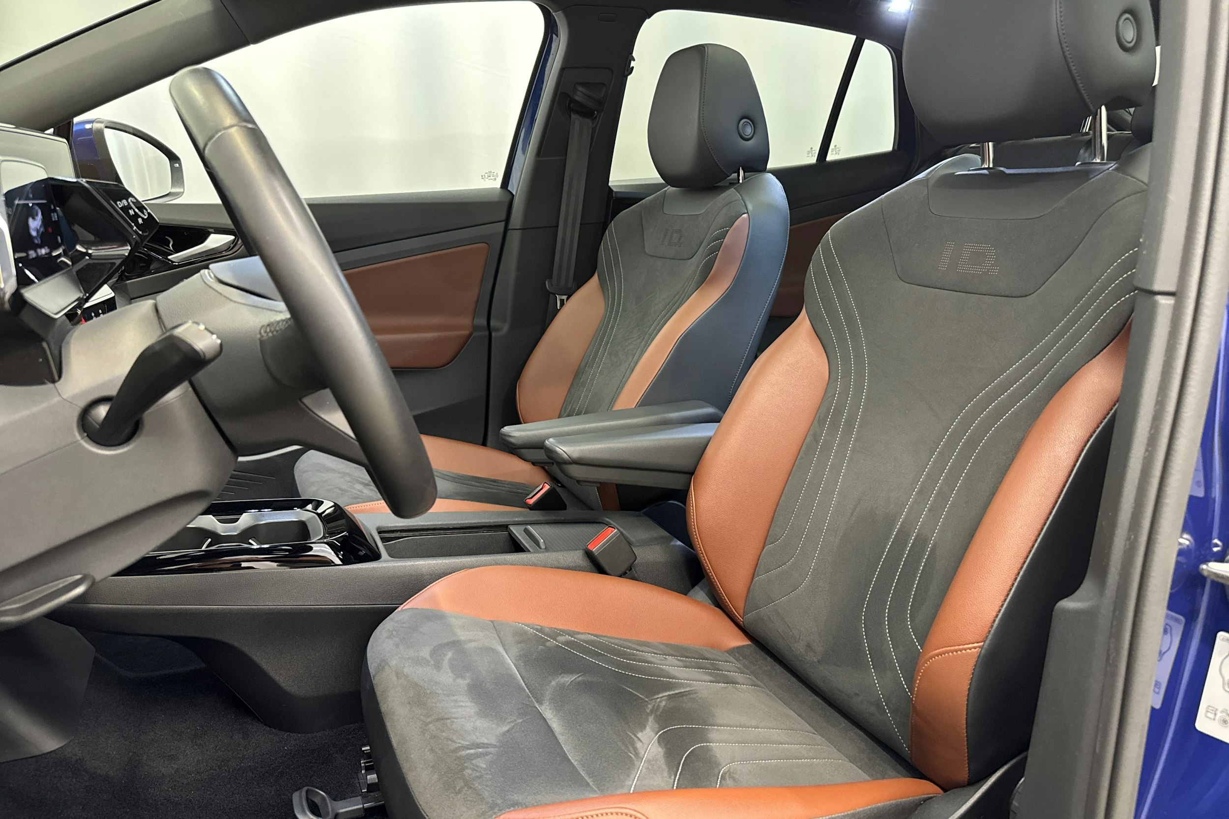 sininen Volkswagen ID.5 2023 kuva 15.