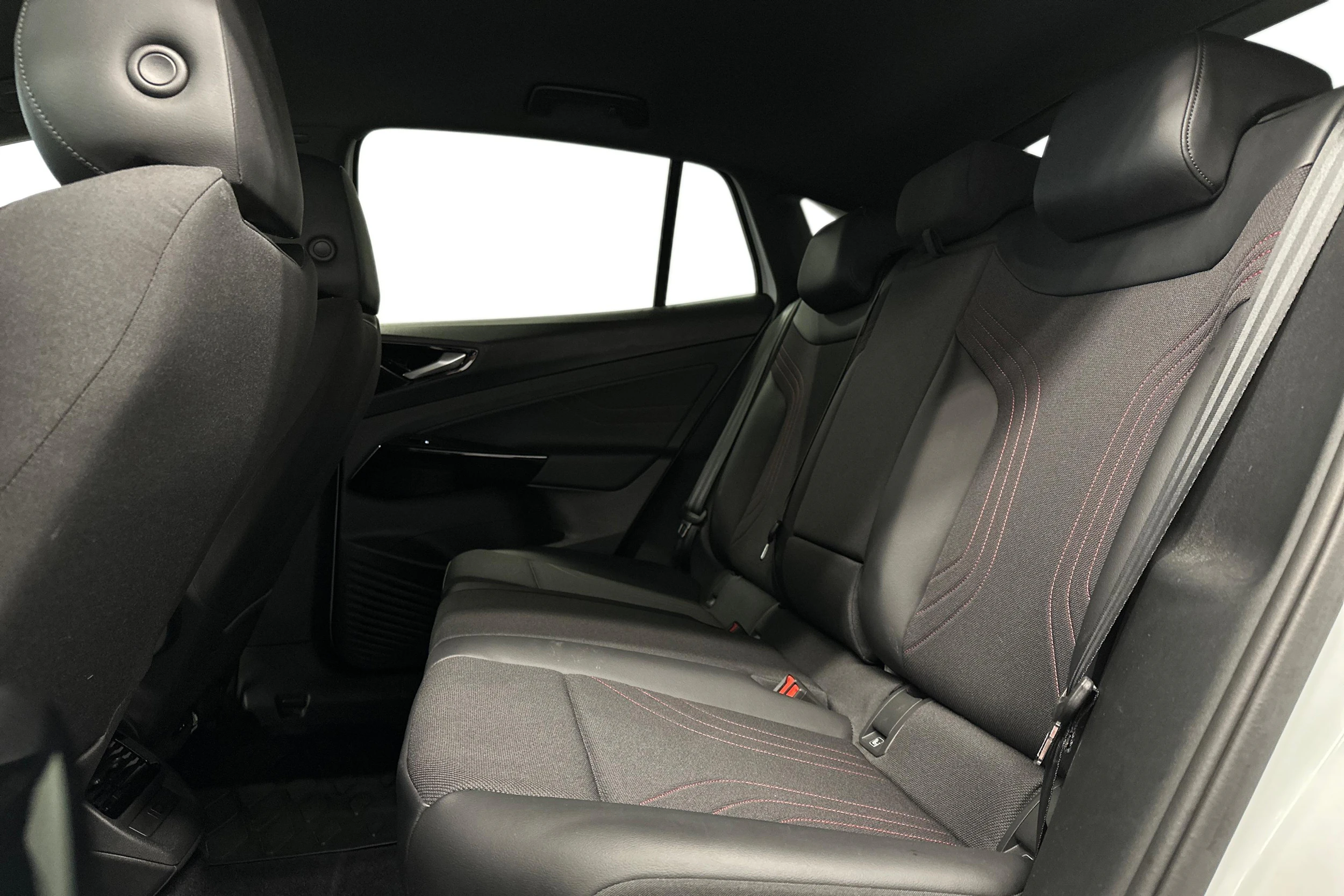 valkoinen Volkswagen ID.5 2023 kuva 11.