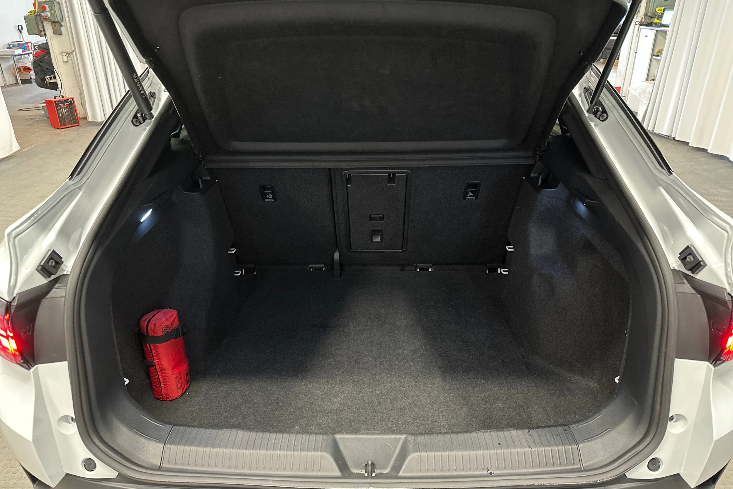 valkoinen Volkswagen ID.5 2023 kuva 15.