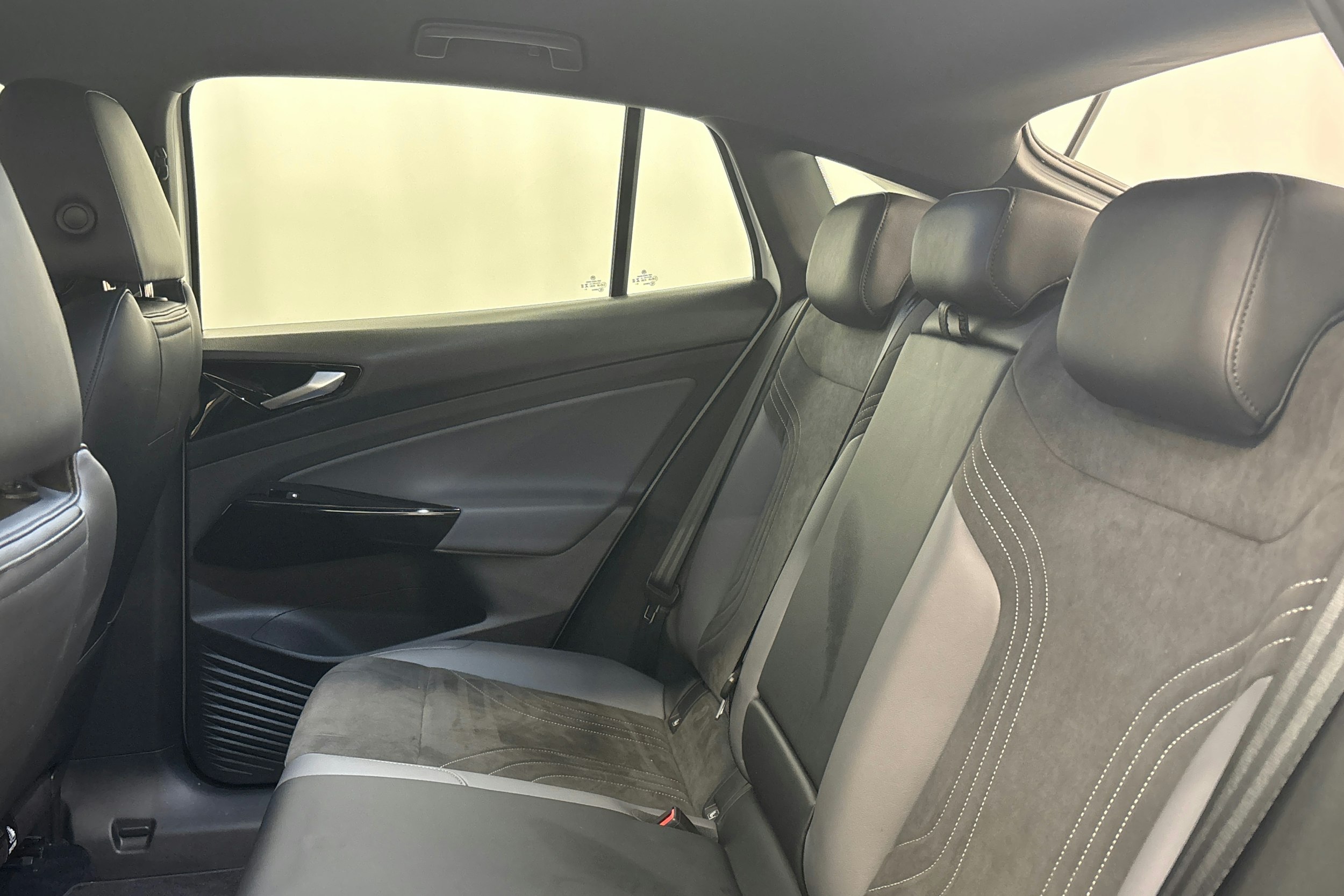 valkoinen Volkswagen ID.5 2023 kuva 13.