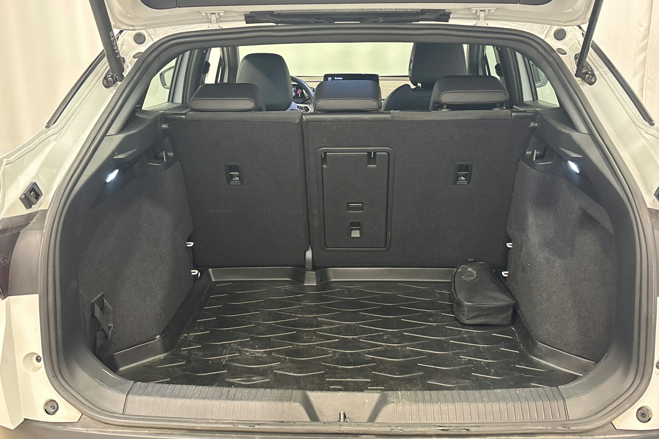 valkoinen Volkswagen ID.5 2023 kuva 14.